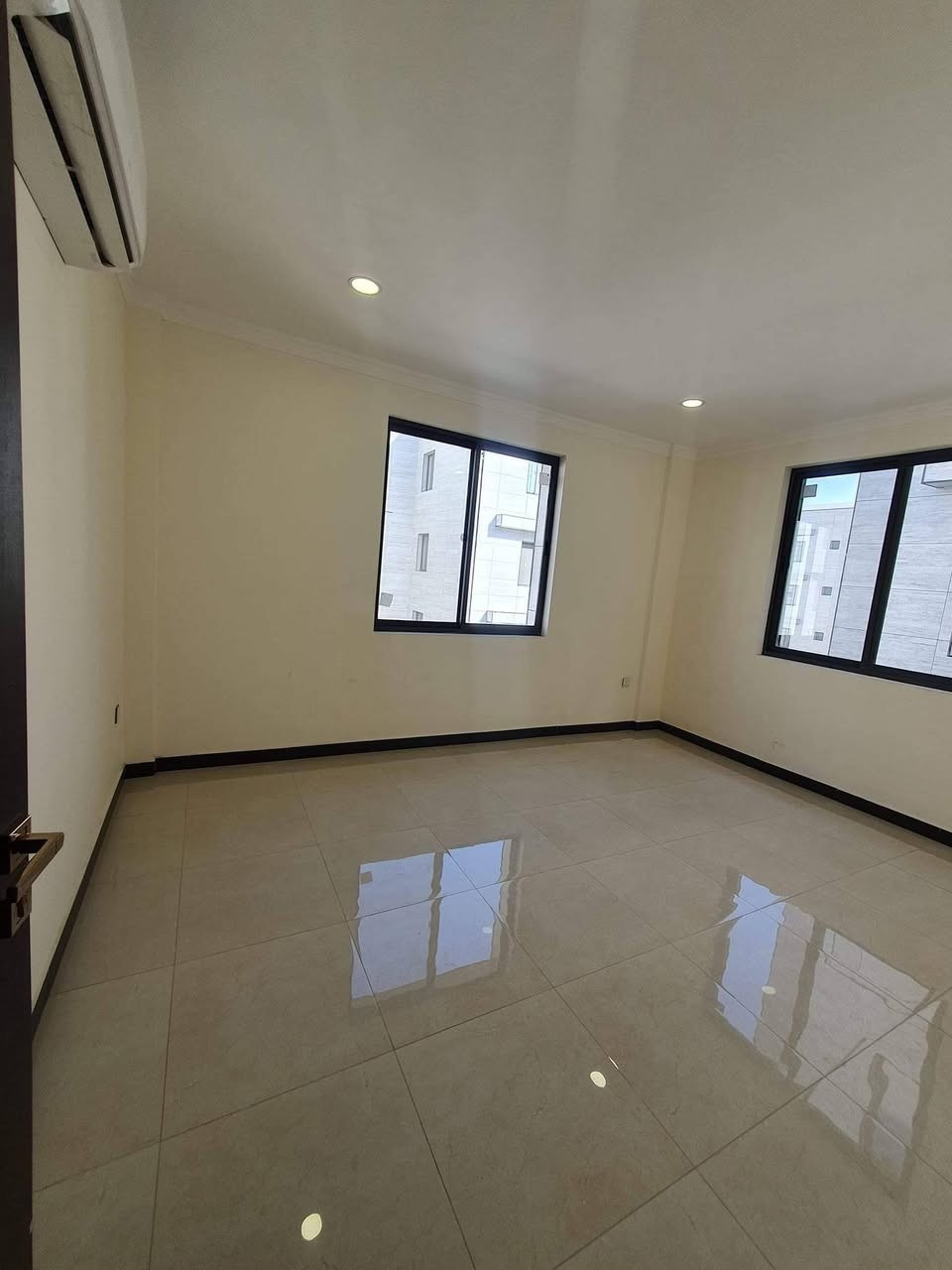 شقة للبيع في مجمع الزهراء السكني – مؤجرة حالياً مبلغ الإيجار 700 الف
⸻ 
فرصتك تملك شقة بموقع استثنائي في مجمع الزهراء السكني على طريق معسكر الرشيد – وقبالة مشروع غابة بغداد المستدامة الجديد! 

📍 الموقع: مجمع الزهراء – طريق معسكر الرشيد
🏢 الطابق: الثالث – طرفية-- بناية رقم A5
📐 المساحة: 160 م²
📌 الحالة: مؤجرة
💵 السعر: مقدمة 140 مليون + قرض عقاري (مدة القرض 20 سنة، واصل 23 قسط، القسط الشهري 548 ألف دينار) 

تتكون من:
• 3 غرف نوم
• صالة واسعة
• مطبخ
• 2 حمام
• منظومة تبريد وغاز متكاملة
• طابو الكرادة – 

مميزات الموقع:
✅ موقع خدمي راقٍ جداً
✅ بيئة مثالية للعوائل
✅ شقة مشمولة بالقرض العقاري 

📲 واتساب أو اتصال مباشر:
📞 ***********
