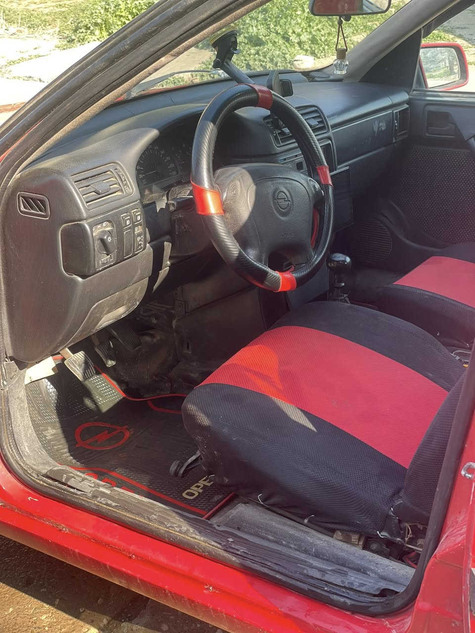 السلام عليكم فكتره موديل ٩٤ لون احمر حجم ٢٠ رقم نينوى الماني جديد بيها كاربون بانزين السياره بيها ضرر چاملغ الوره و چاملغ الگدام تبديل شركة السياره حلوة وجديدة السعر ٣٣ وبي مجال شي قليل سياره بل موصل رشيديه 
***********
***********
