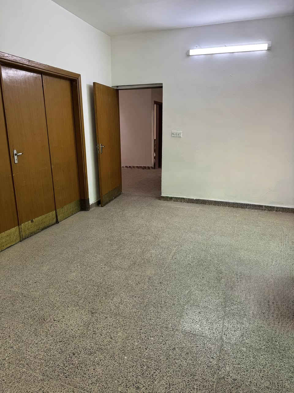 #للبيع دار ..(موقع وسعر مميز)
#المساحة 210متر ..#الواجهه 10م ونزال 21م
 #السعر: مناسب جداً 😍 للجاد بالشراء فقط يتصل 

🏡يحتوي ع 5 غرف نوم  كبار وصالة و إستقبال كبيرة وهول داخلي وصحيات عدد (3) ومطبخ عدد (2) وحديقة وكراج سيارة كبير وترك حول البيت مع سطح عالي وناصي

🔴البيت نظيف جدا وجاهز للسكن- طابو ملك صرف

💢 التعامل يكون مع صاحب العقار  مباشرةً💢

موقع العقار: بغداد- الكرخ/الاعلام- حي الشباب قرب سوق أميمة خلف جامع الحبيب المصطفى وقرب شارع قطر الندى التجاري
🛑 المنطقة تبليط وارصفة حديثة…عرض الشارع: 10م والرصيف: 2م

💢اي أستفسار (للجاد بالشراء فقط يتصل): ✅ يكون فقط على الخاص او اتصل على الرقم التالي ***********

#دار_للبيع
#الجميع
#عقارللبيع
@الجميع
@everyone
@all
