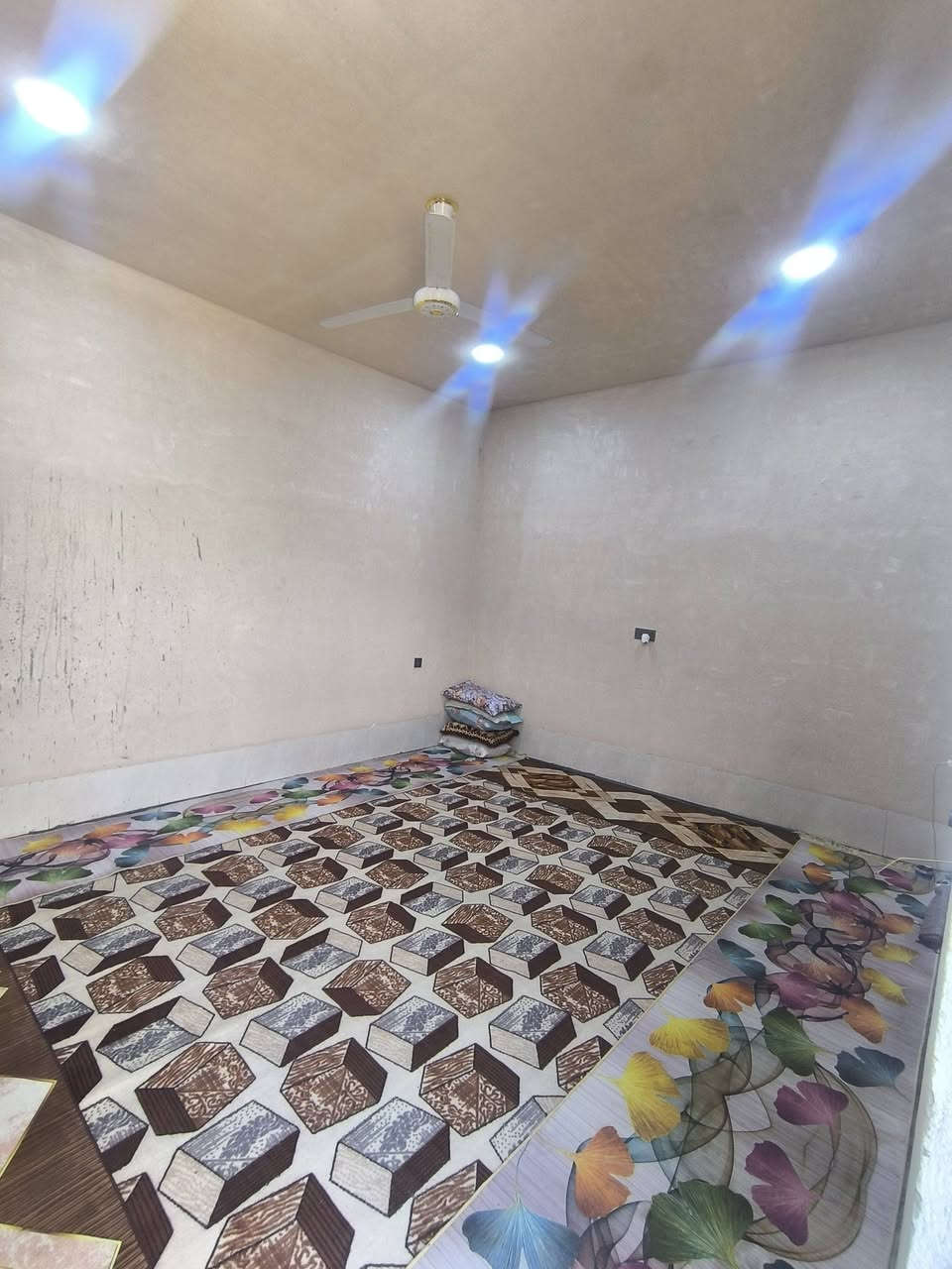 مشتمل للبيع حي ذويب الثاني
ثالث شارع مساحه 120مربع
خدمات كامله +مجاري ع البزل
معروض 45 استفسار اكثر ***********
ملاحضه البيت نقصه بس بورك وسراميك
