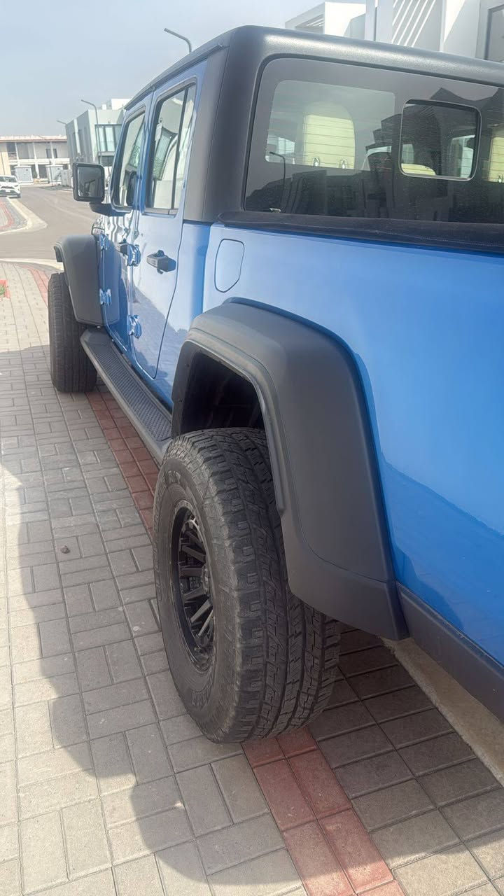 جيب كلاديتور وكالة شركة هارلم 
جديدة بمعنى الكلمه 
ماشية ٥٠ الف كيلو 
السيارة مكفولة كفالة عامة 
رقم سليمانيه 
عليها ترفيعه موبار فوكس ٢.٥ انج مرفعه بشركة هارلم وعليها ضمان الشركة
ومزودة بدبل ستيرن موبار فوكس بشركه هارلم وهم عليه ضمان الشركة 
وعليها ويلات تزويد اوف رود
وطخم تاير ٣٥ انج جديد قبل اسبوع شديته
وبيها كفر بدي موبار اصلي
السيارة فئة سبورت بلص بنيد ابو الفتحتات 
للبيع السعر 34800$
مكانه بغداد جاتب الكرخ
***********
***********
