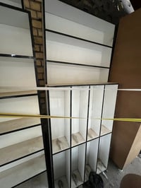 رفوف محل كامله للبيع جدد استخدام قليل قيم وخذ رقم التلفون ٠٧٨١٠٠١١٤٨٤