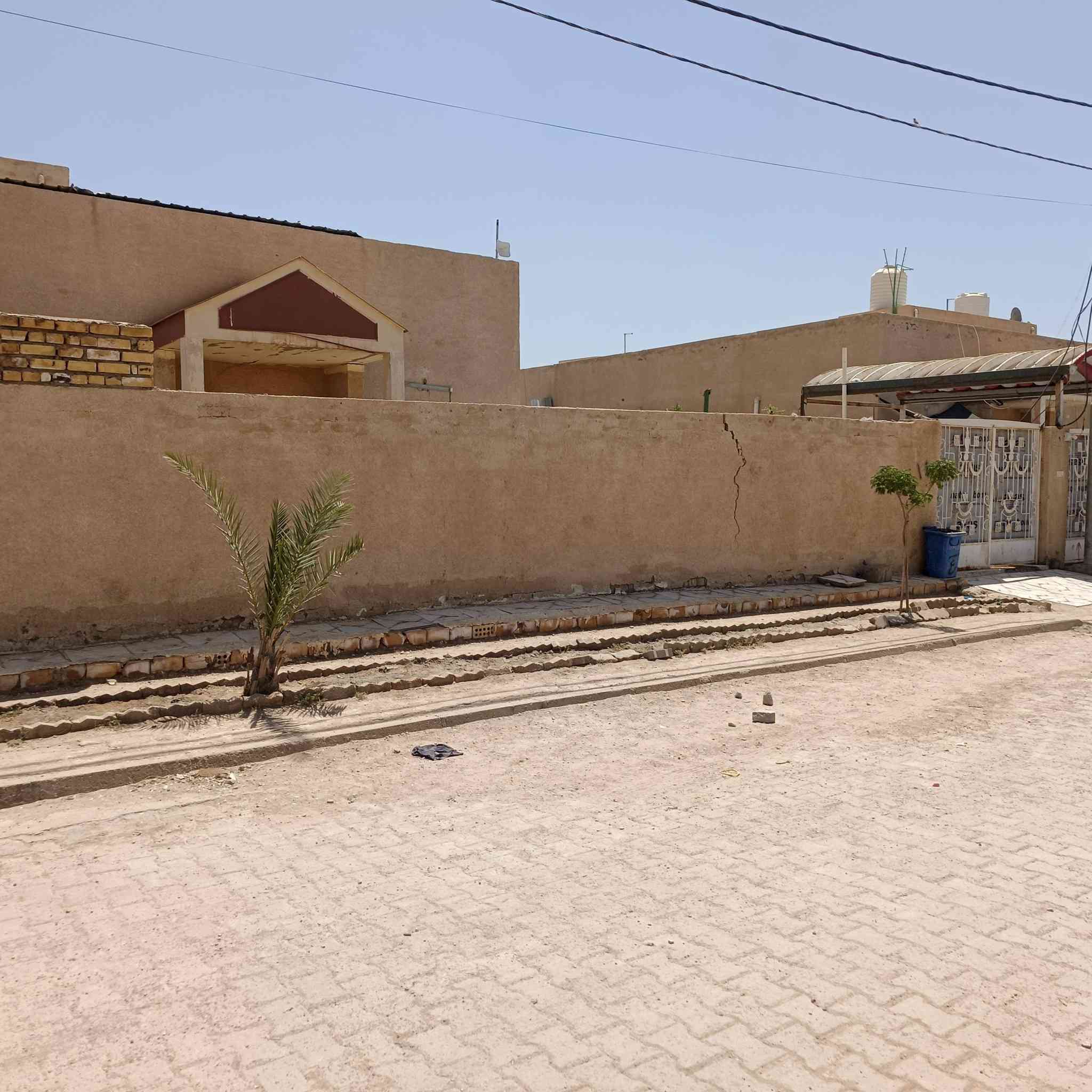 سلام عليكم الدار البيع مجمع العباسيه السكني300متر
غرف2
صاله 
ستقبال
مطبخ
تخاريج دخليه والخارجيه غير مكتمل 
البيت عل مصرف العقاري 
الاتصال على الرقم ***********
واتساب او تصال عادي
