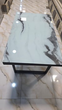 ميز طعام • ٤ كراسي