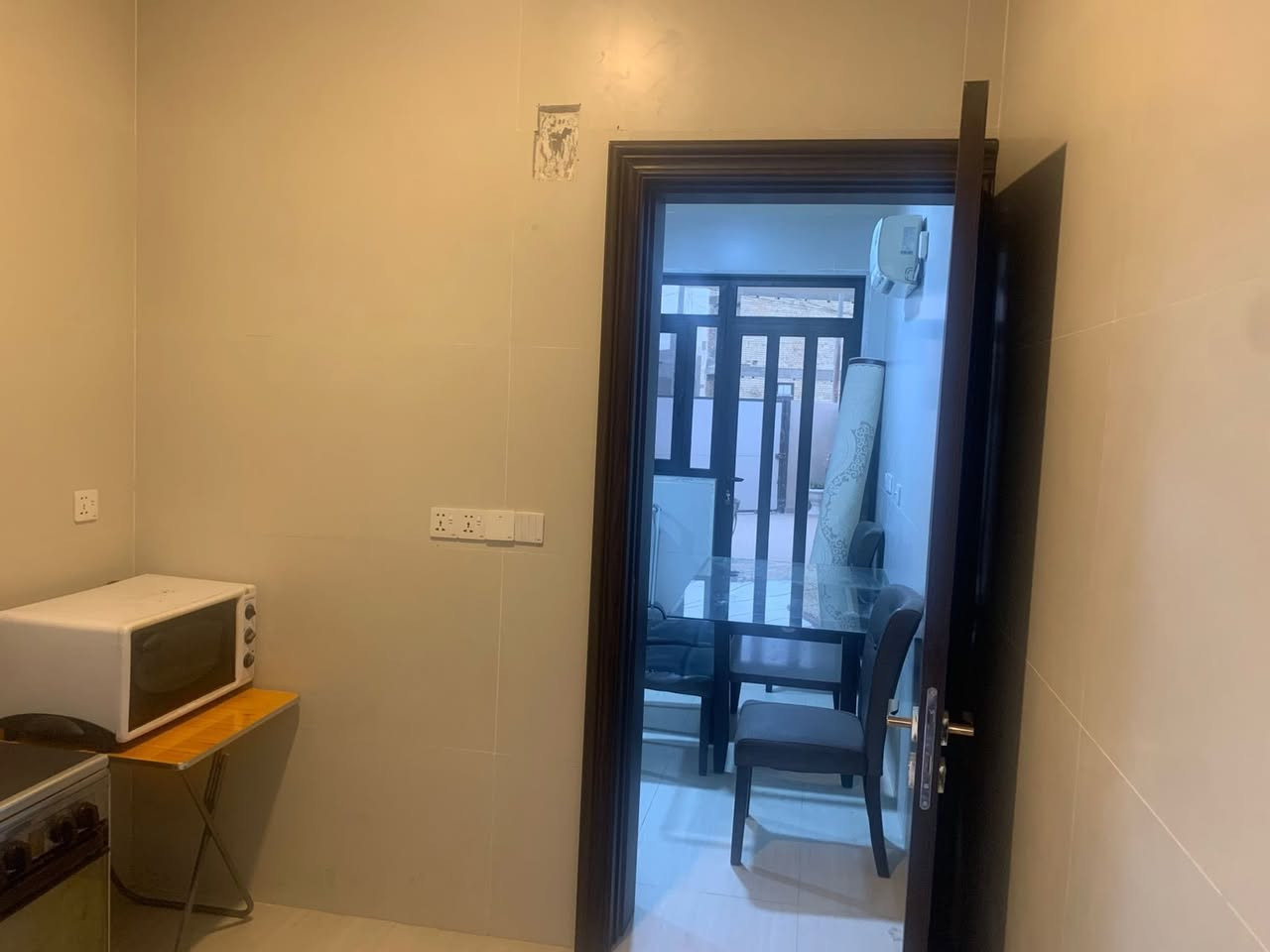 السلام عليكم 
بيت ٢٢٠ متر طابق ونص ٣ غرف نوم 🛌 وحمام عدد ٢ طرمة وحديقة في مجمع العدل الثالث السعر ٣٠٠ مليون وبي مجال 
***********
***********
