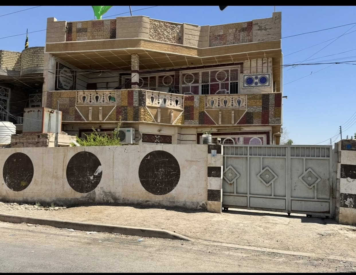 سلام عليكم الدار للبيع مساحته 225 متر بيت زراعي سند 117وجها 13 طابقين يحتوي البيت ع 6غرف نوم وصاله ومطبخ وحولي 
المكان بوم الشام بدايه نزله قريه ابو عليان بيت ركن ع الشارع رئيسي خدمات كامله 
السعر 125مليون 
رقم الهاتف ***********
