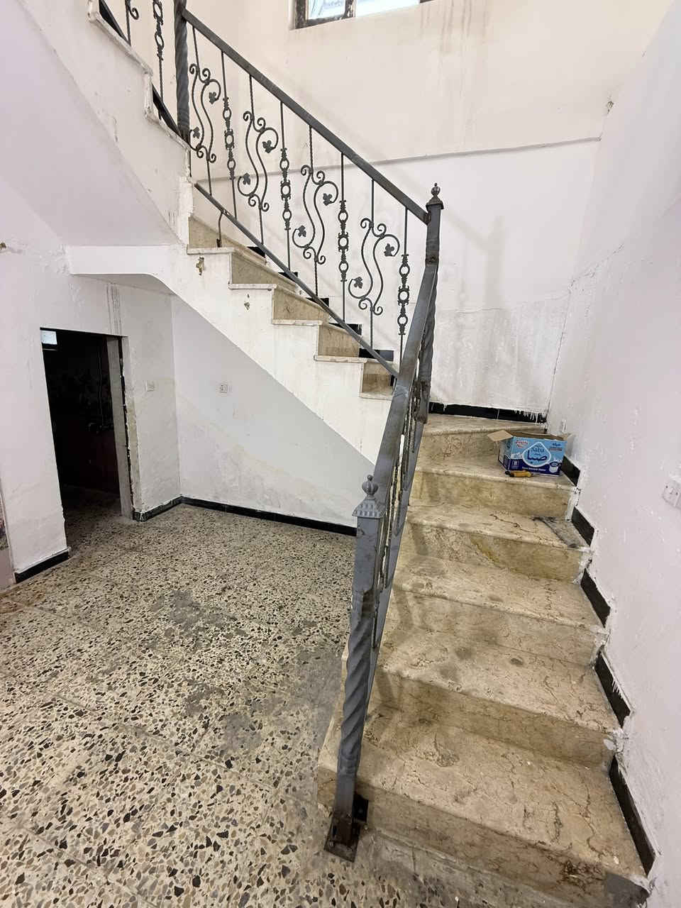 السلام عليكم بيت للايجار البلديات  ٩نيسان شارع الكنيسة  بظهر ملعب المدينة البيت قاطيآ ستقبال وصاله ومطبخ وغرفه نوم والطابق الثاني غرفه نوم وصاله ازغيرة وسطح مساحه البيت ١١٠متر ***********
