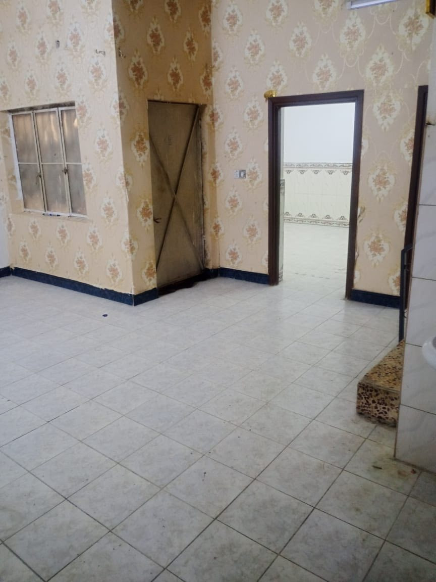 بيت للايجار في الاصمعي حي الاساتذة يحتوي على غرفتين صالة ومطبخ وصحيات وكراج مساحة 150 متر نظيف ومرتب سعر الايجار 650 الف نهائي بدون مداهر بالقرب من مدرسة الاحرار الاهلية ***********
