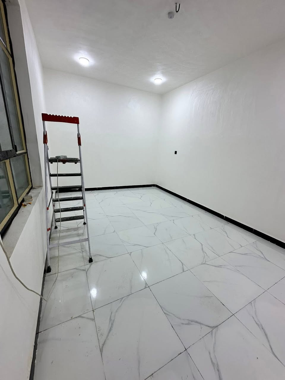 #بصمة عهد للعقار المناسب فقط.
السلام عليكم بيت 
مساحه 125 للبيع 
مكان بابل حله زوير الغربي 
بناء حديث صارله 3اشهر من  كمل بناء 
زراعي سند 25  
ماء كهرباء  
البيت طابقين. الطابق الائرضي صاله +هوال + مجمع صحيات + غرفت نوم 
الطابق الثاني غرفتين نوم + هول + مجمع صحيات 
التواصل  ***********او ***********
