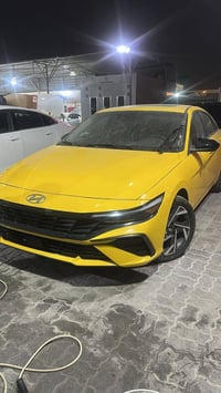 النترا sel sport  2025 السياره حاليا بالامارات  مصبوغه صفره  بدون ايرب...