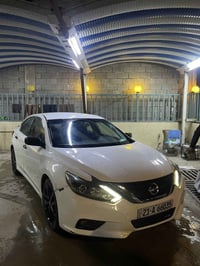 نيسان التيما 2017 للبيع  سيارة نضيفة جداً  ضررها جامرلغ جهة السايق مبد...