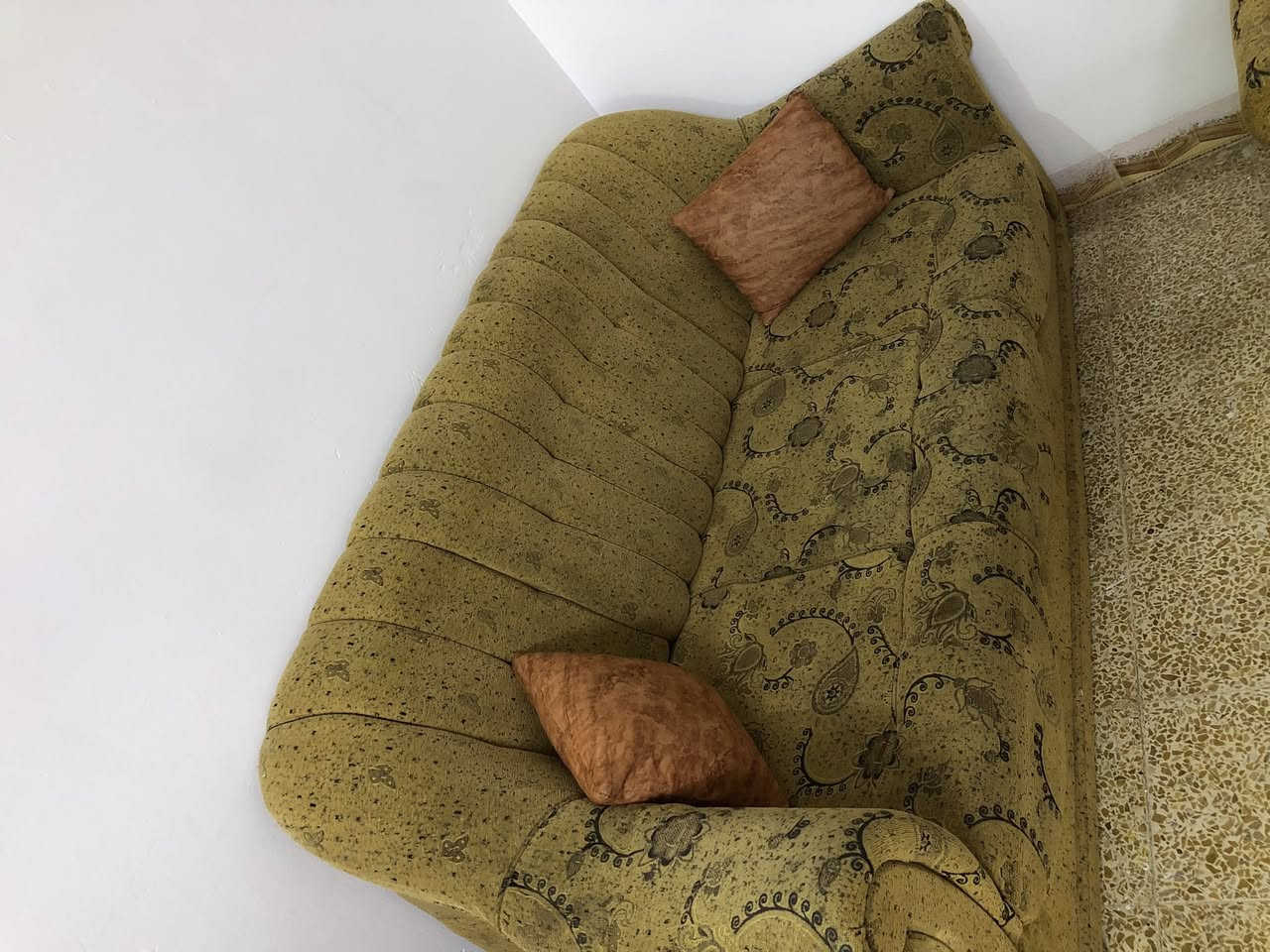 ‏ ‏طاقم ديوان للبيع ‏العنوان موصل السعر 125 رقم الهاتف ***********
