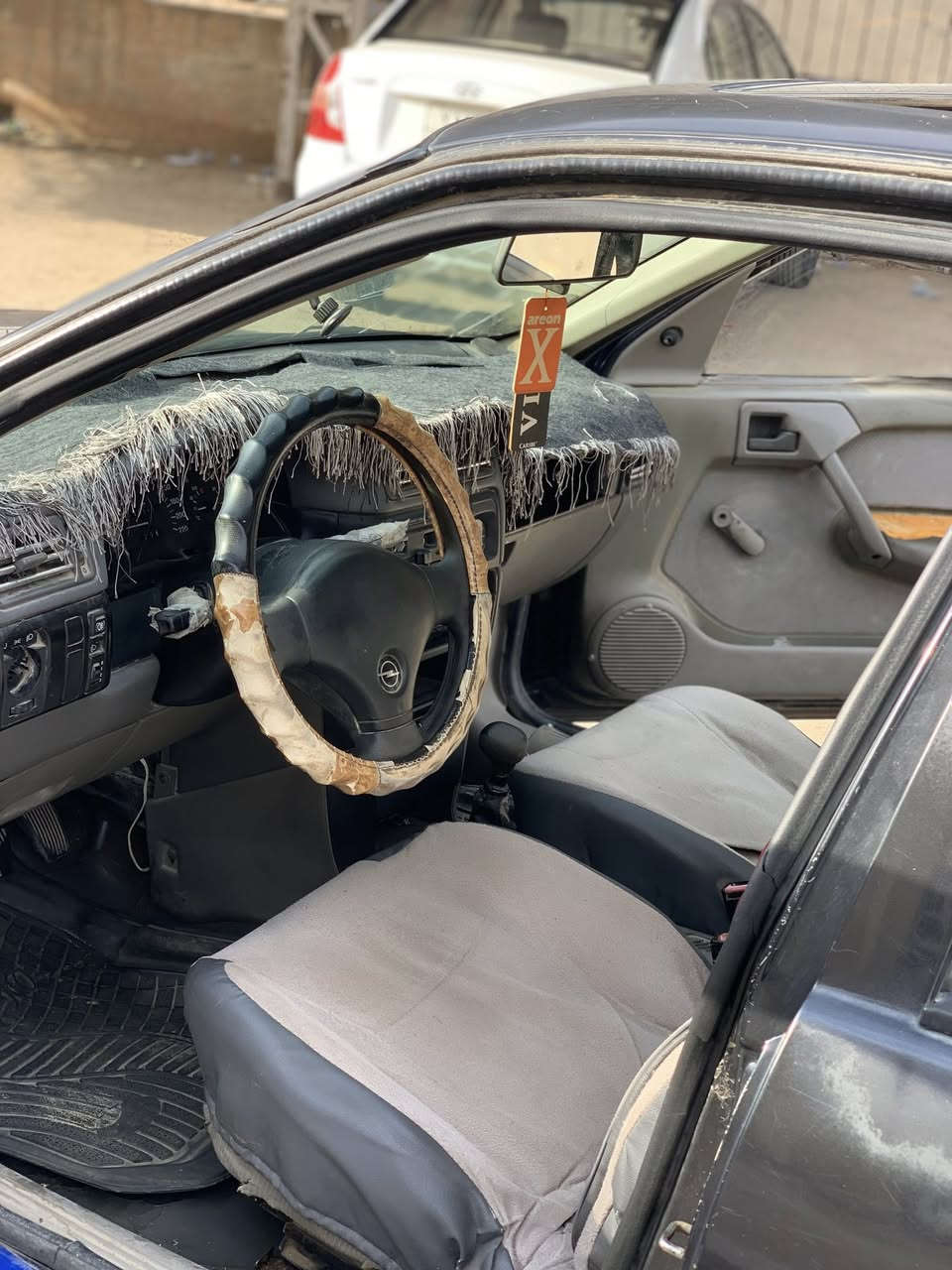 فكتره حجم 18 نضيفه
سنويه عاج منتهي 2021
محرك كير شرط 
سياره نضيفة ما ناقصها شي
السعر 30 وبيها مجال
اتصل [***********]
