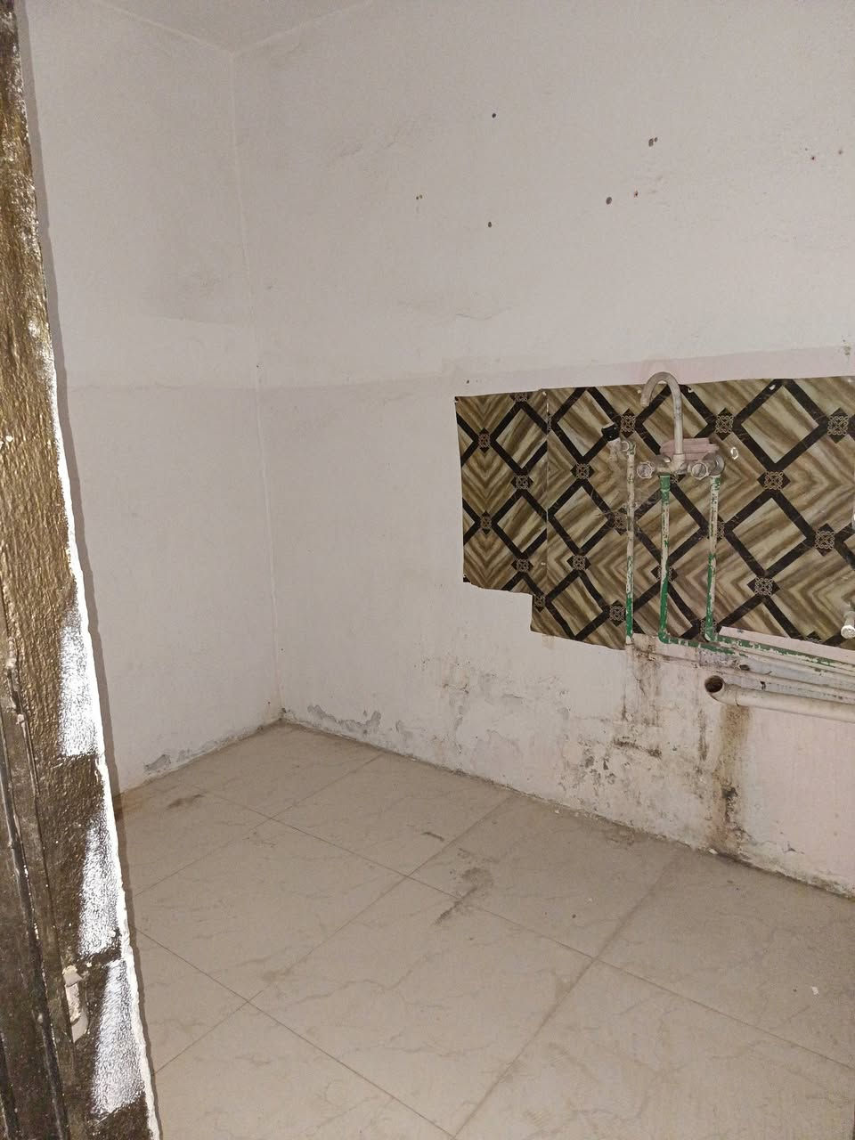 يوجد لدينا دار للايجار في حي ميسان قطاع 14 قرب المركز شرطه مساحه الدار 75 متر يحتوي الدار على غرفه مطبخ استقبال الطابق الثاني غرفه ومخزن سعر ايجار 250 مع الماء والكهرباء الاستفسار اتصال على الرقم #ابوحوراء
***********///***********
للاستفسار الاتصال او واتساب #احمد *********** 
اتريد تبيع بيت عرصة الاتصال او مراسلتنا عن طريق الصفحة
