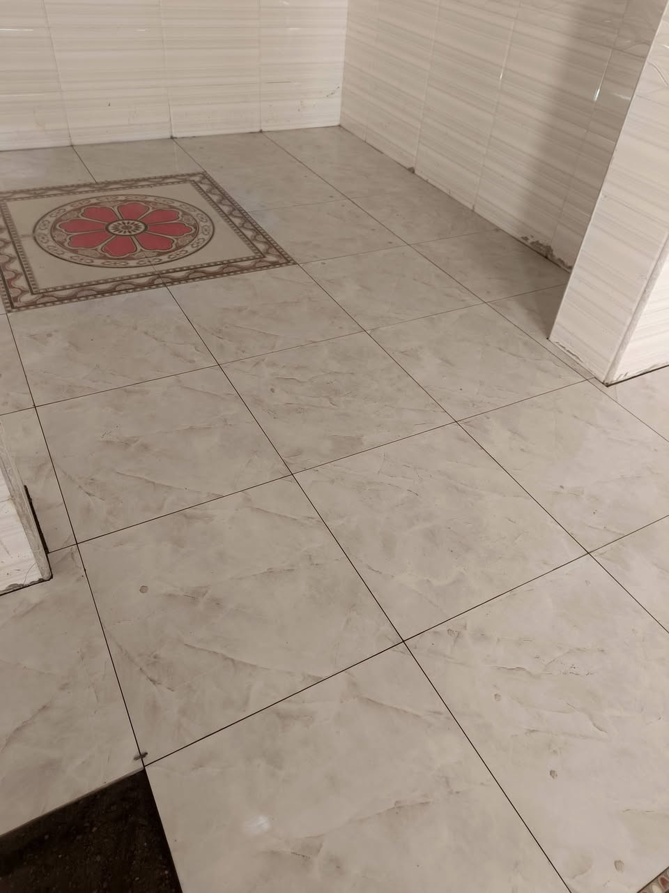 السلام عليكم ###خلفه سيراميك جداري وارضي عملي في كربلاء ***********////***********
