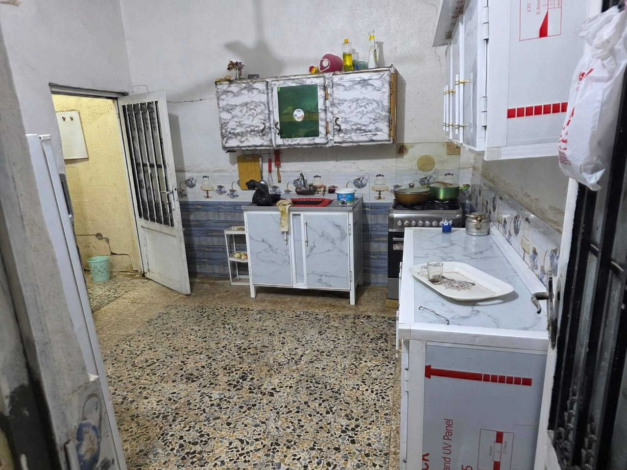 بيت البيع مساحة 200 متر بي ستقبال 2 غرف +صالة
سند 25 البيت ساسة حجر نص مرت طابوق +بلوك
البيت السكف عكادة +صاب +فرشي
البيت جاهز م̷ـــِْن كلشي مابي اي نقص 
عنون كوفة قرب معمل السمنت شارع السبيس 
***********
