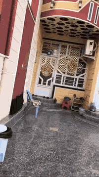 سلام عليكم دار للبيع مع اثاثها تحتوي على 6 غرف نوم موثثه ومكيفه مساحه دار 300 مع الاثاث 
نو دار طابو صرف.. يوجد بر انترنيت في صطح لبيت 
عرض شارع  11 متر مكان دار العطشي خلف مستشفئ الحسنيه العام سعر الدار 260 .رقم الهاتف ***********
