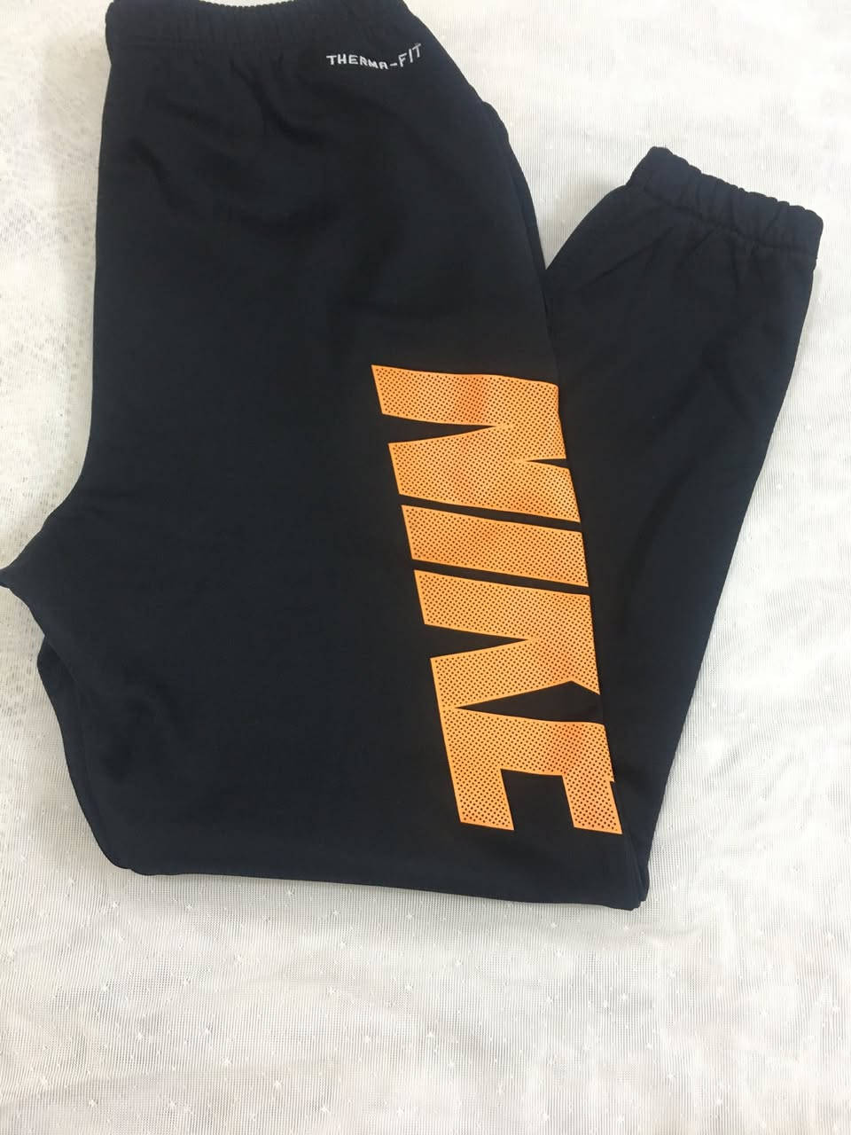 ماركه عالميه 
من نايك 
قطعتين اصليه ‏
تراك ترهيم شباب 
خامه ستن رياضي 
نظافه ميه بلميه 
قياس تيشرت -- L --
قياس البجامه -- 32 -- يلبس -- 34--
العنوان بغداد الجديده 
للحجز على الخاص واتساب ***********
يتوفر توصيل من شمال الي جنوب العراق ￼
