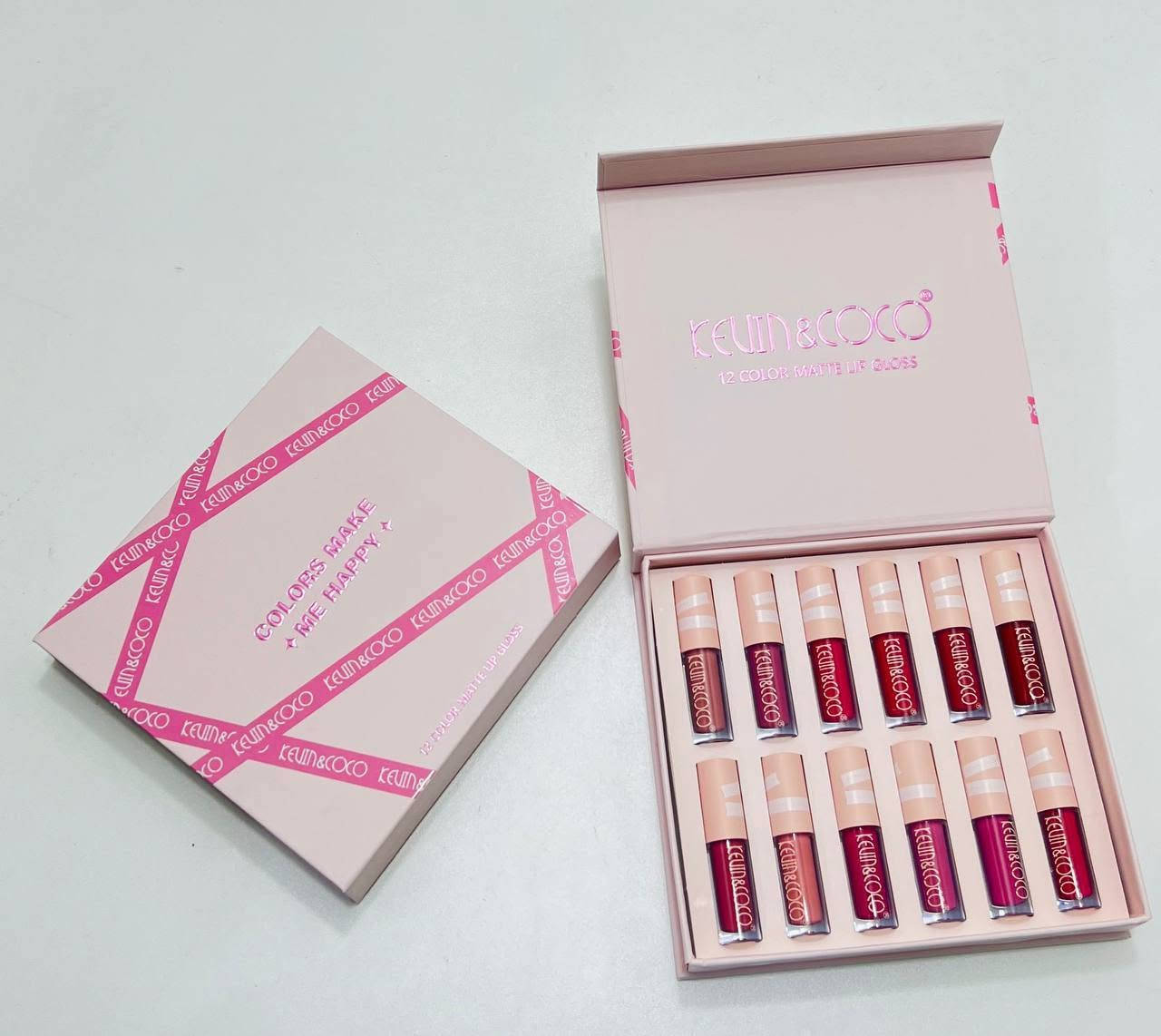 لجمال ينبض بالأنوثة.. تدللي ويّا أحلى كولكشن حمر! ✨💄
لكل بنوتة عراقية تدور على الأناقة والجمال والثباتية، جبنالچ بكج الحمر الفخم "12 COLOR MATTE LIP GLOSS" من الماركة المتميزة KEVIN & COCO مثل ما تشوفيه بـ "image_2.png"! 😍
ليش هذا البكج راح يصير إدمانچ الجديد؟ 🤔
 12 لون يجنن ويخبل: الكولكشن يجمع لچ كل الألوان اللي تحتاجينها، من النيود الهادئ للطلعات اليومية والدوام، لحد الألوان الجريئة والملفتة للمناسبات والسهرات.
 مات وثباتية خيالية: حمر مات (Matte) مخملية وثابتة وياچ طول اليوم، والأهم من هذا كله ما تنشف الشفايف ولا تتشقق.
 شكل البكج كشخة وفخم: يجي ببوكس مرتب وكلش أنيق، يعني يفيدچ لـ ميز المراية مالتچ، أو كهدية فخمة ومميزة تسعدين بيها صديقتچ أو أختچ.
الجمال العراقي الأصيل يستاهل هيچ دلال وطلة تموت! 💖
⚠️ الكمية كلش محدودة وعليها طلب مو طبيعي!
📥 راسلينا هسة على الخاص واحجزي بكج الدلال الخاص بيچ!
🚗 (متوفر خدمة توصيل سريعة ومضمونة لجميع محافظات 

#للطلب_دايركت


**إذا كنت صاحب هذا الإعلان وتريد حذفه لأي سبب، رجاءا أرسل رسالة إلى الدعم الفني**
