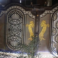 باب حديد • خيول ذهبية • حالة ممتازة