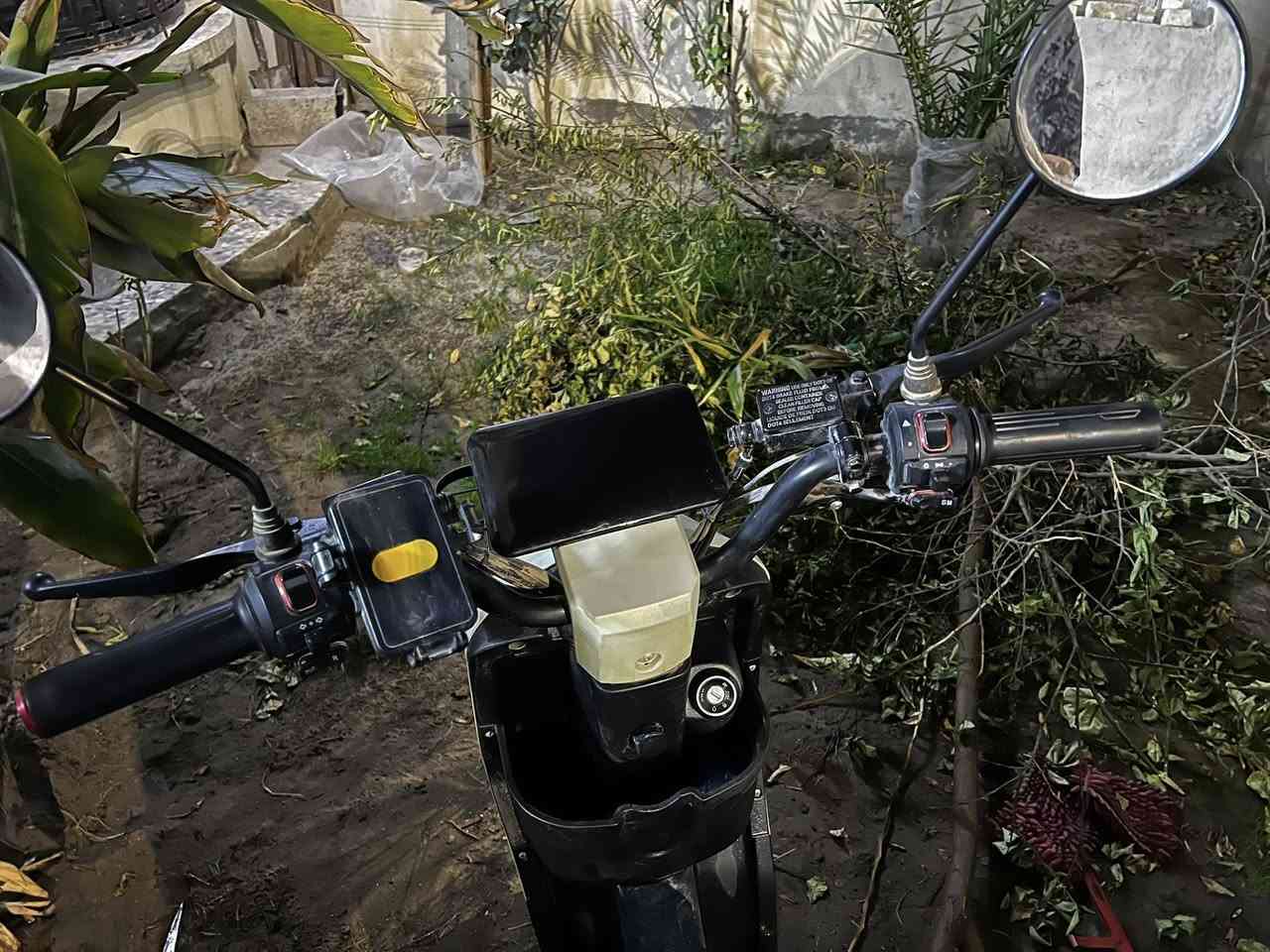 ار 9 للبيع نضيفة صارلها اقل السنة عندي خمس بطاريات مو اربعة بريك دسك ضوة عالي ناصي رماش ستاند تلفون وضع بارك بيها اربع نمر وبيها بك ترجع ليورة سويجات ثنين وبصمة وكارت نضيفة ماطالعة مكانات بعيدة 
سعرها 450 بيها مجال 
مكاني قرب جزيرة بغداد 
***********
