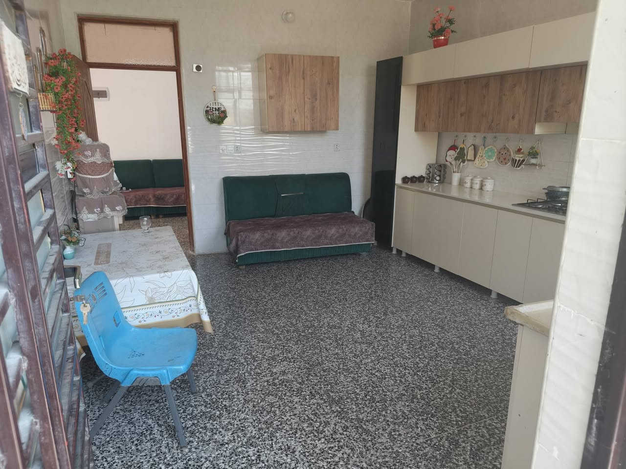 السلام عليكم
بيت 150 متر نزال 20 الواجهة سبعه ونص 
طابق واحد 
يحتوي على 2 غرف نوم 

بناء حديث قبل ٣ أشهر 

العنوان الشعلة الداونم شارع أبو الاحرار أو شارع المدرسة 

***********

السعر عله الاتصال
