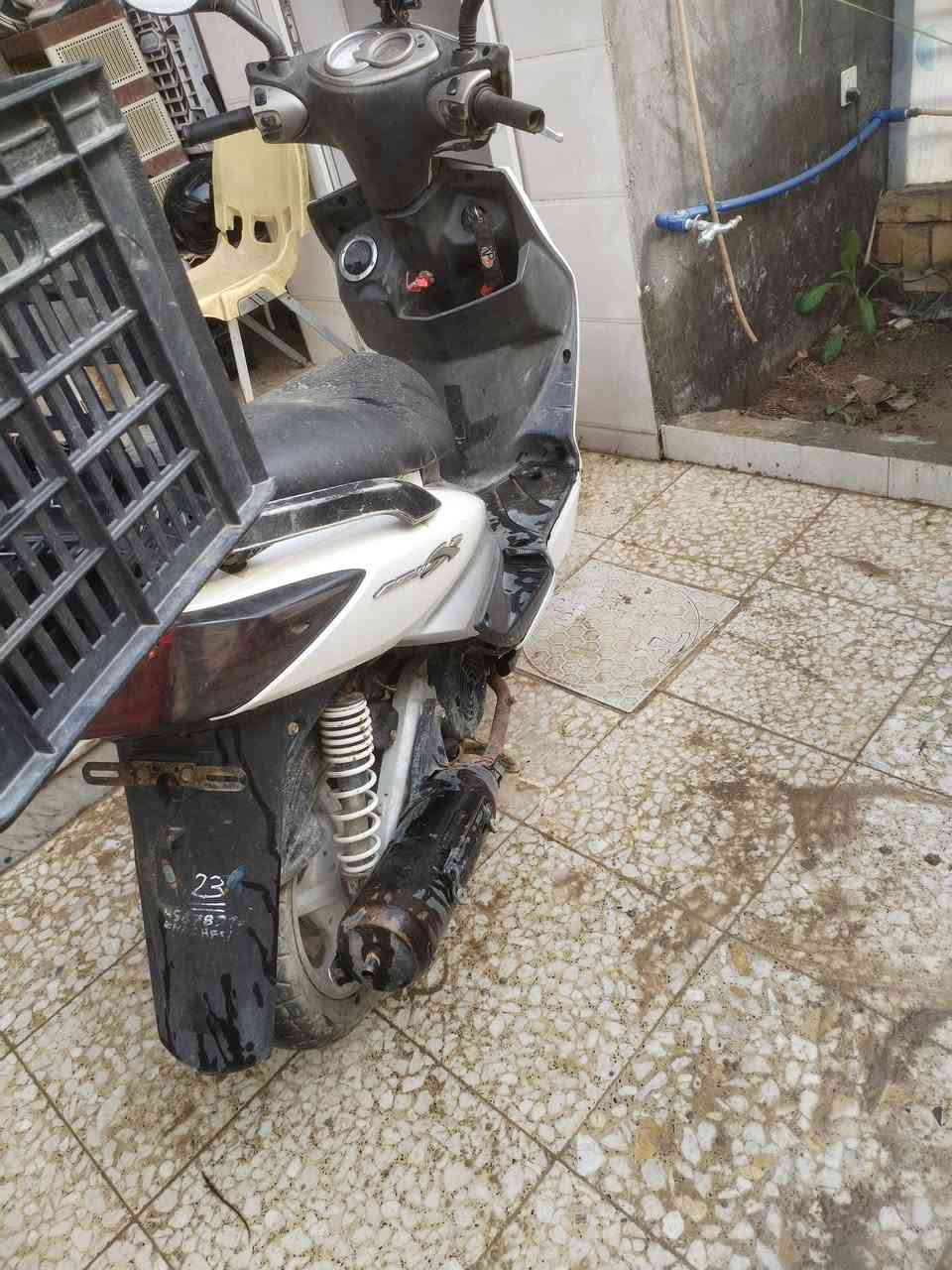 سكنس فحل الدراجة كوري هندر كفرات اصلي 
الدراجة خير من الله بس طفت بيه ما اعرف بيهن تجفيت او نوزل او غير شي   وما متفرغ بسبب العمل صارلها شهر  متروكة 

السعر 450 🔏

بغداد قرب علوة الرشيد 
***********
*********** وات ساب
