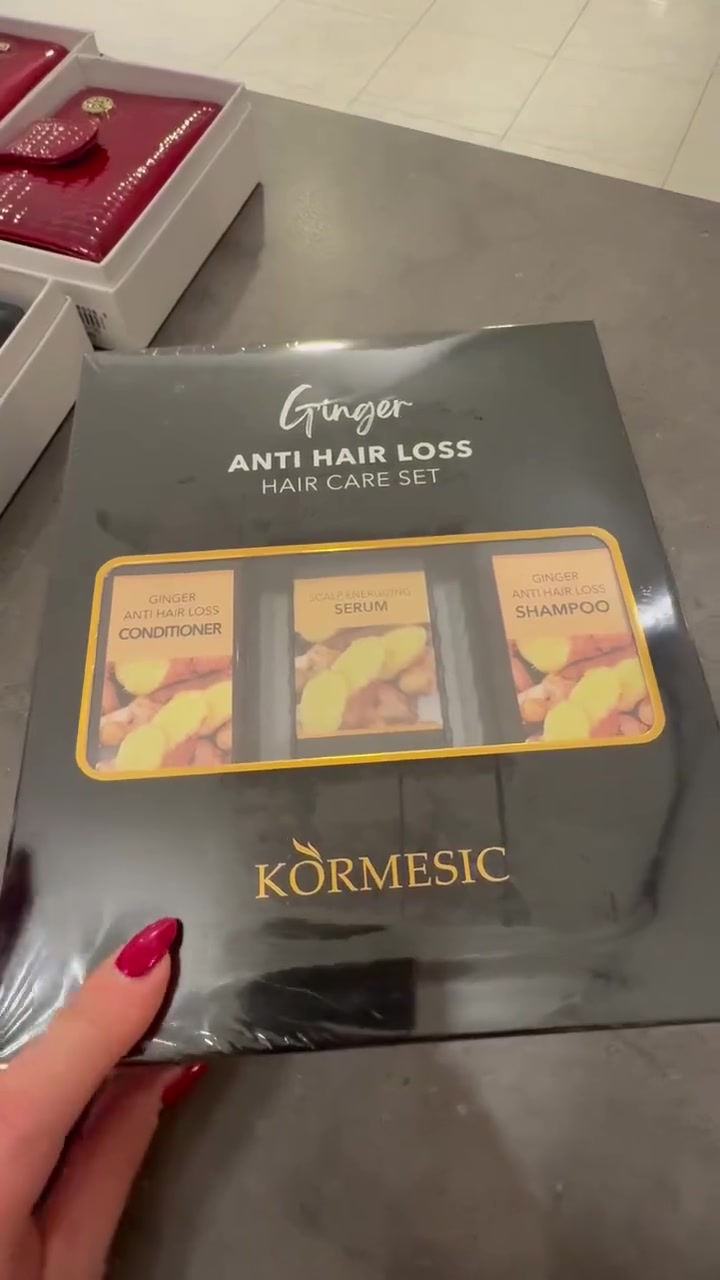 بكج العناية بالشعر بالزنجبيل  من شركة كورميسيك الاصلي 💯KÖRMESIC 🫚
🫚✨شامبو وبلسم وسيروم🫚✨ 
🫚،،مجموعه العناية بالشعر تمنع تساقط الشعر وتساعد على إعادة نمو الشعر وتقوي وتنظف الشعر من الجذور الى الأطراف وتحفز نشاط الدورة الدموية في فروة الرأس وتنعم الشعر وتملئ الفراغات،، 

✅الشامبو بالزنجبيل بخلاصة الارتيميسينين انوا،،ينشط الدورة الدموية في فروة الرأس ويعالج تساقط الشعر ومشكلة فرط افرازات الغدد الدهنية في فروة الرأس التي أيضا تسبب القشرة و ينظف الشعر بعمق  ويفتح مسامات فروة الرأس. 

✅البلسم،،يساعد على منع تساقط الشعر ويحسن الدورة الدموية ويرطب الشعر ترطيبً قوي ويقوي الشعر من الجذور علاج فعال للتساقط،،وفي نفس الوقت يحفز بصيلات الشعر مما يجعله ينمو سريعا

✅السيروم  ينشيط فروة الرأس ويحمي  بصيلات الشعر،،يقلل من التساقط،،ويحسن ويحفز نمو الشعر الرقيق ويصلح الشعر التالف ويعطي الشعر حيوية رائعة ويحميه من العوامل السلبية الخارجية، الأخرى

⭕بصورة عامة بكج متكامل للعناية بالشعر ،،- ويناسب جميع أنواع الشعر وخصوصاً الشعر الجاف والمتقصف 
🚘يوجد خدمة توصيل لجميع محافظات العراق ٤ الاف🚘


**إذا كنت صاحب هذا الإعلان وتريد حذفه لأي سبب، رجاءا أرسل رسالة إلى الدعم الفني**
