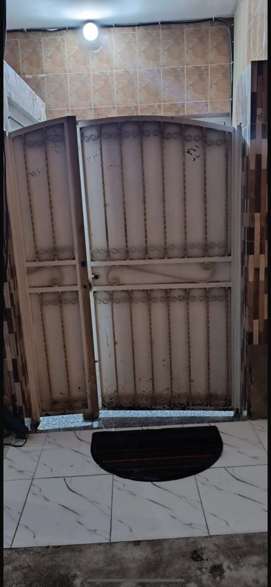 دار للبيع  في حي الامين 
قرب مجسر العباس 
المساحه 100  غرفتين وصاله واستقبال ومطبخ وحمام عدد 2
***********
البيت قريب جدا عن الولايه
