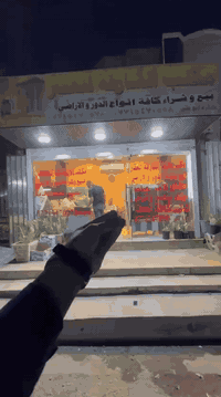 السلام عليكم مشتمل للبيع المساحه 50 قاطين مسلح  2015 قاطين مسلح بناء حديث الواجهه 5 والنزال 10
يتكون من 
طرمه استقبال صاله مطبخ خدمات منور 
ط2 غرفتين منور 
العنوان الشعب مقابيل حسينيه المصطفى 
خلف مطعم ابو سجاد ابو الكباب 
سعره مناسب
للاستفسار اكثر الاتصال او مراجعه مكتب الشارقه للعقار موبايل *********** ابو يوسف
