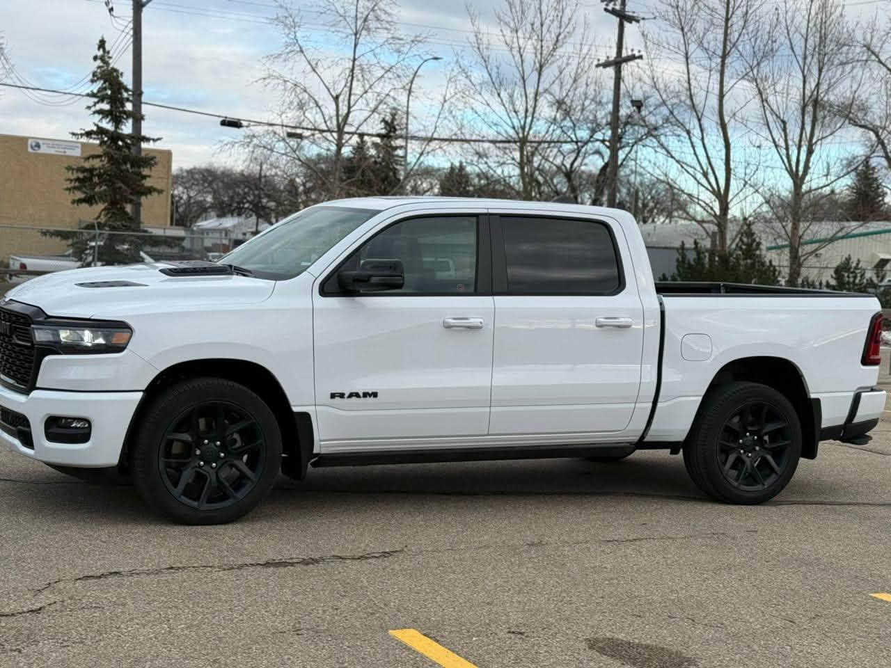 السياره RAM 1500sport 2025 بمحرك 3.6L V6twen terbo،

المحرك والأداء

* المحرك: 3.6 لتر
* القوة:420 حصان.
* ناقل الحركة: أوتوماتيك 8 سرعات TorqueFlite.
* الوقود: بنزين عادي 87 أوكتان.
* استهلاك الوقود التقريبي: 13 مدينة / 15 طريق سريع (100كم/لتر ).  
نظام قياده متعدد الوضعيات 
سحب 
سبورت 
تلقائي
ثلوج 
الداخلية

تدفئة كشنات 
تبريد كشنات
تدفئة مقود 
مري كهرباء 
دواسات متحركه كهرباء 
نظام طوارئ 
ازرار فتح ابواب الكراج 
كشن كهرباء 
خزن اسفل المقاعد 
بوكسات خزن اسفل السياره 
* مقاعد لـ 5.
* مقاعدجلد فاخرة.
* مقود متعدد الوظائف.
* تشغيل السيارة بدون مفتاح (Push Start).
* تشغيل عن بعد (في بعض الباقات).
*كامرات 360
* حساسات أمامية وخلفية.  
* رادارات جانبية وامامية

الشاشة والنظام

* شاشة وسطية 12 إنش Uconnect 5 بشكل قياسي.
* دعم Apple CarPlay وAndroid Auto لاسلكيًا.
* بلوتوث.
* 10 سماعات.
* منافذ USB Type-A وType-C.
* تحديثات للنظام عبر الإنترنت (OTA).  

أنظمة الأمان

* فرامل طوارئ أوتوماتيكية.
* Adaptive Cruise Control.
* Lane Keep Assist.
* تحذير الاصطدام الأمامي.
* حساسات أمامية وخلفية.
* كاميرا خلفية.
* نظام مراقبة ضغط الإطارات (TPMS).
* ABS وESP وTraction Control.  

المقاسات

* خزان الوقود: حوالي 120لتر.
* الحمولة: حتى حوالي 900 كغم (حسب التجهيز).
* السحب: يصل إلى حوالي 3.5 طن عند التجهيز المناسب.  

مميزات فئة Lone Star

* جنوط ألمنيوم 20 إنش
* مصابيح LED.
* مرايا كهربائية.
* مكيف أوتوماتيكي.
* مثبت سرعة ذكي.
* زجاج خلفي منزلق كهربائي 
* إمكانية إضافة شاشة 14.5 إنش، 
*نظام صوت مطور

السياره كلين تايتل كفاله عامه 
رقم بغداد بسمي

السعر510
***********
