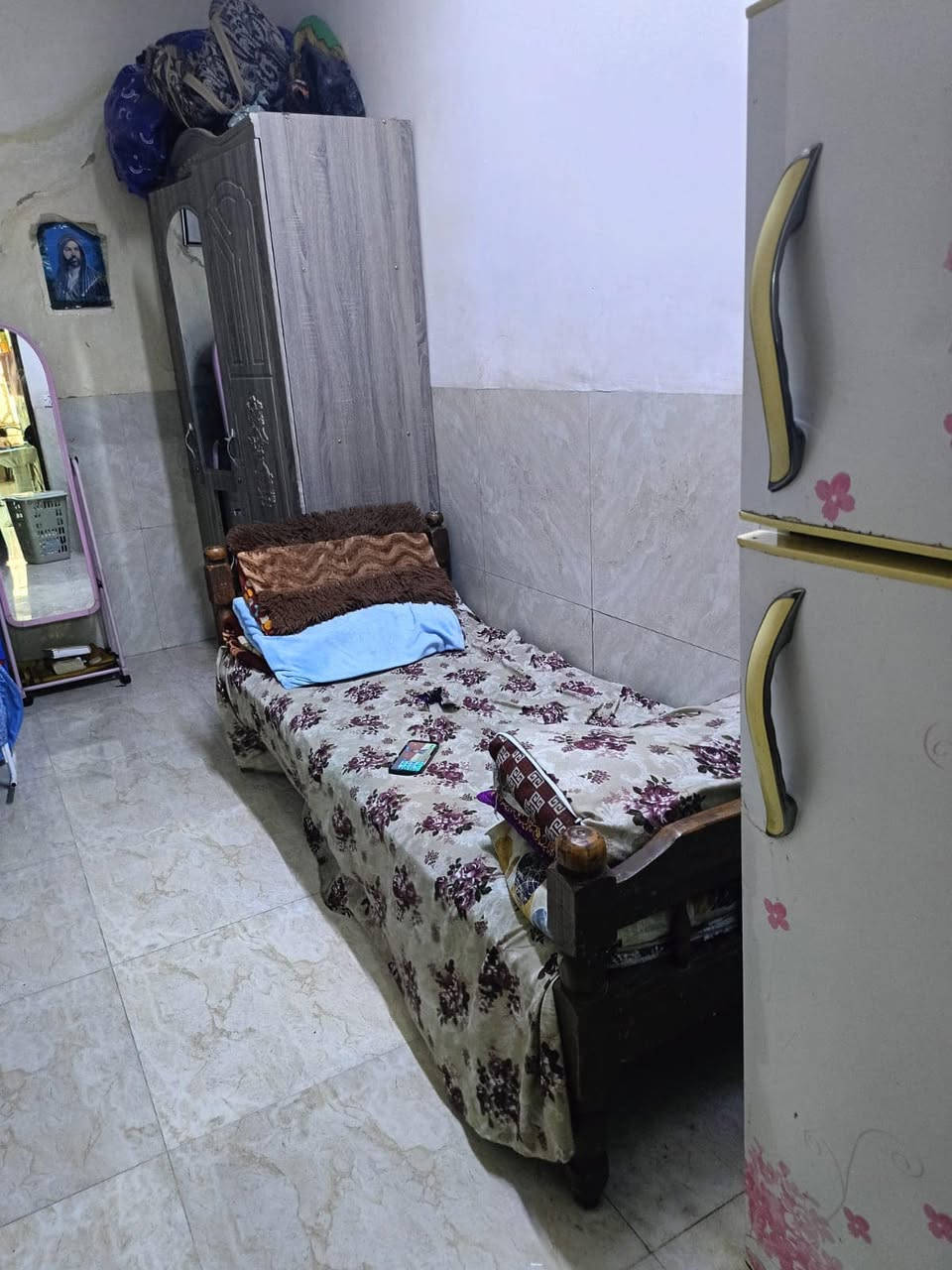 بيت 50 متر الايجار 3 غرف نوم وخدمات طابقين منطقة الشعب بظهر سوك شلال قريب على فتحة سوك شلال من جهة شارع الصحة ***********
