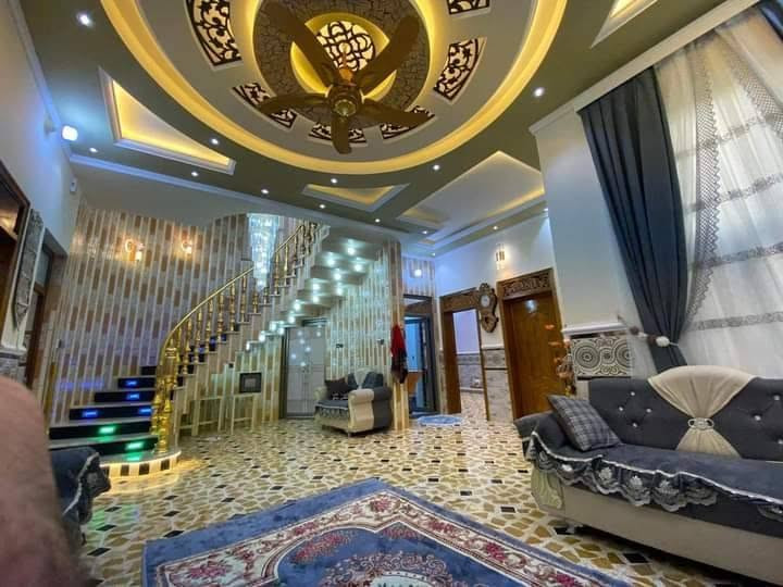 سلام عليكم بيت في حي تاميم الأولى قرب جامع احمد بن حنبل شارع ٨ متر وجه شارع ٨ متر مساحة بيت ٢٠٠ متر بيت يتكون من ٥ غرف نوم جبسن بورد منضومه كامرات منضومه غاز بيت فول منطقه كامله مجاري تبليط ملاحضه بيت يباع مع الاثاث تواصل خاص او الاتصال *********** /***********
