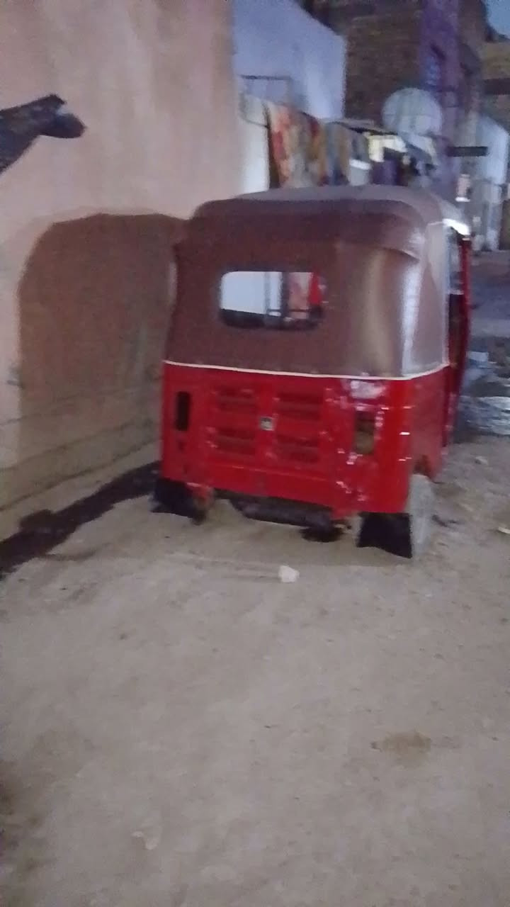 سلام عليكم تكتك باجاج ١٨ مصبوغه عام تعمير بس دوس تكتك كامله شغاله بس كهربائيات يرادلهن ترتيب رايدهة 4ونص وبيهة مجال حك الجيه عنواني بغداد مدينة الصدر رقمي ***********ما متواجد عل فيس
