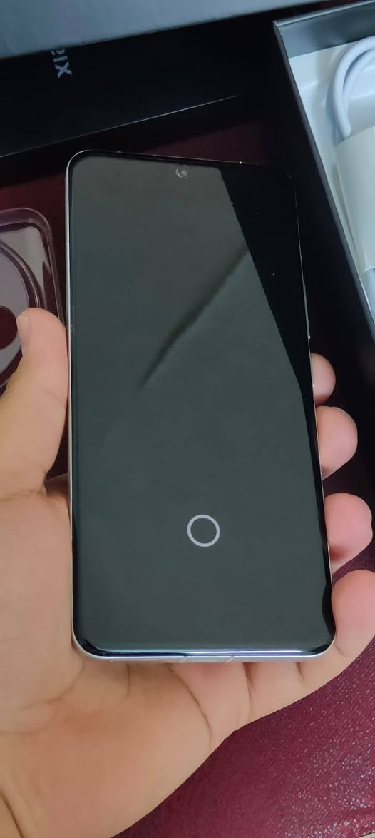 Xiaomi 14 Ultra 512/16
نسخه عالميه جهاز مستخدم ايام كامل ملحقات مراوس نزلي شعدك بيع سعر خاص 
الشاشة: شاشة منحنية ممتازة من نوع LTPO AMOLED بحجم 6.73 بوصة، بدقة WQHD+ وبمعدل تحديث ذكي 120Hz، مع سطوع هائل يصل إلى 3000 شمعة.
​المعالج والأداء: معالج Snapdragon 8 Gen 3 الأقوى بتكنولوجيا 4 نانومتر، مع ذاكرة وصول عشوائي (RAM) تصل إلى 16 جيجابايت وسعة تخزين داخلية من النوع الأسرع UFS 4.0.
​منظومة الكاميرات (بالتعاون مع Leica):
​خلفية رباعية بدقة 50 ميجابكسل لكل منها: الكاميرا الأساسية تأتي بمستشعر ضخم بحجم 1 بوصة بفتحة عدسة متغيرة (f/1.63 إلى f/4.0) لتمنحك تحكماً احترافياً كاملاً بالإضاءة والعزل.
​باقي العدسات تشمل: عدسة زاوية واسعة للغاية، وعدسة تقريب 3.2x، وعدسة بيريسكوب للتقريب الفائق 5x.
​الأمامية: بدقة 32 ميجابكسل وتدعم تصوير الفيديو بدقة 4K.
​البطارية والشحن: بطارية بسعة 5000 مللي أمبير (للإصدار العالمي)، تدعم الشحن السلكي السريع بقدرة 90 واط (شحن كامل في حوالي 33 دقيقة)، والشحن اللاسلكي الفائق بقدرة 80 واط.
​التصميم والخامات: إطار متين من الألمنيوم أو التيتانيوم مع ظهر من الجلد الصديق للبيئة، بالإضافة إلى مقاومة كاملة للماء والغبار بمعيار IP68.


**إذا كنت صاحب هذا الإعلان وتريد حذفه لأي سبب، رجاءا أرسل رسالة إلى الدعم الفني**