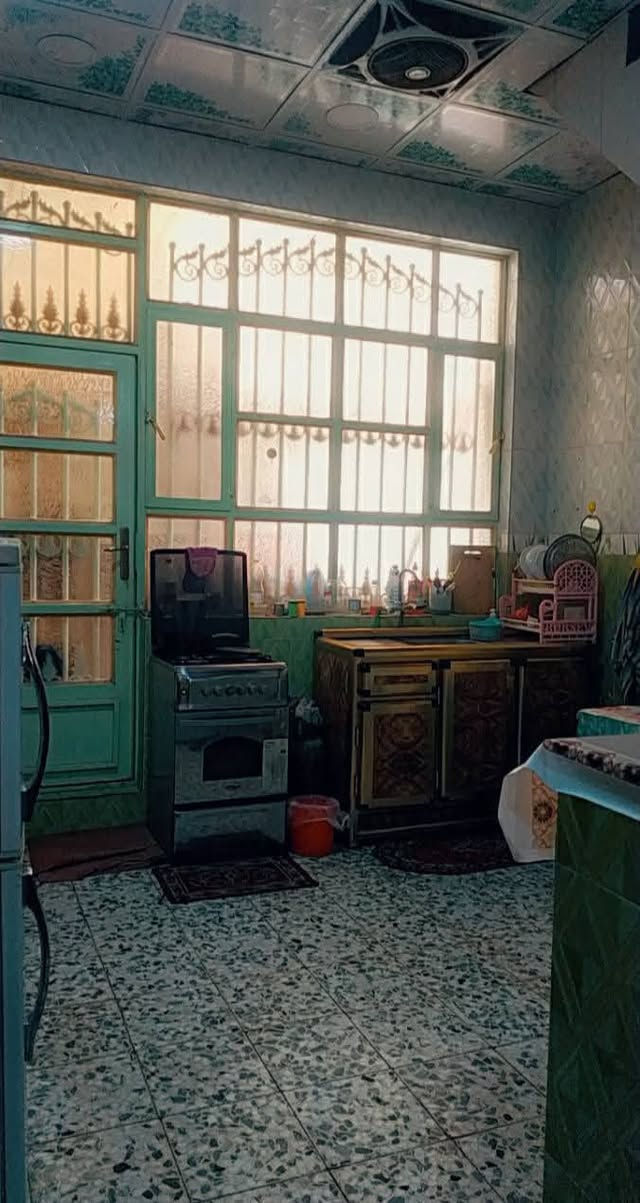 دار للبيع حي الزهراء 80م واجهه 4 م على ساحه يحتوي 3 غرف نوم وصاله ومطبخ وصحيات للاستفسار الاتصال 
*********** مكي الطيار 
*********** رعد الانباري

