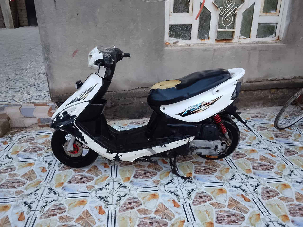 ماكس قرده للبيع
مكينه خرسه مامفتوحة
بيها خيط بخار مهموله رادلها ترتيب
سعر 200 
الثغر ***********
