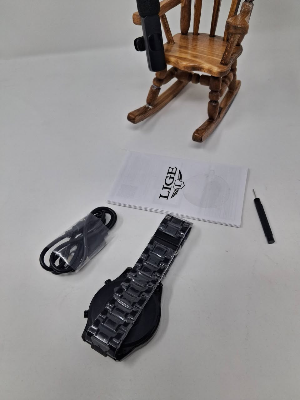 ساعة ذكية ماركة LIGE تتميز هذه الساعة بتصميم رياضي فاخر يجمع بين الأناقة والوظائف الذكية المتعددة، وهي مصممة للعمل مع أنظمة الأندرويد وiOS.
المواصفات والوظائف الرئيسية:
الاتصال الذكي: تدعم إجراء واستقبال المكالمات الصوتية عبر البلوتوث مباشرة من الساعة، بالإضافة إلى استقبال إشعارات الرسائل ومنصات التواصل الاجتماعي.
تتبع الصحة: مزودة بحساسات لمراقبة معدل ضربات القلب على مدار 24 ساعة، تتبع مستويات الأكسجين في الدم، ومراقبة جودة النوم.
النشاط الرياضي: تتضمن أوضاعاً رياضية متعددة لتتبع الخطوات، السعرات الحرارية المحروقة، والمسافات.
التصميم: تأتي بهيكل وسوار من الفولاذ المقاوم للصدأ (Stainless Steel)، وشاشة لمس عالية الدقة قابلة للتخصيص بواجهات متعددة.
ميزات إضافية: مقاومة للماء (بمعيار IP67 أو IP68 حسب الموديل)، عرض حالة الطقس، التحكم في الكاميرا والموسيقى عن بُعد، وآلة حاسبة
للحجز واتس 
***********
