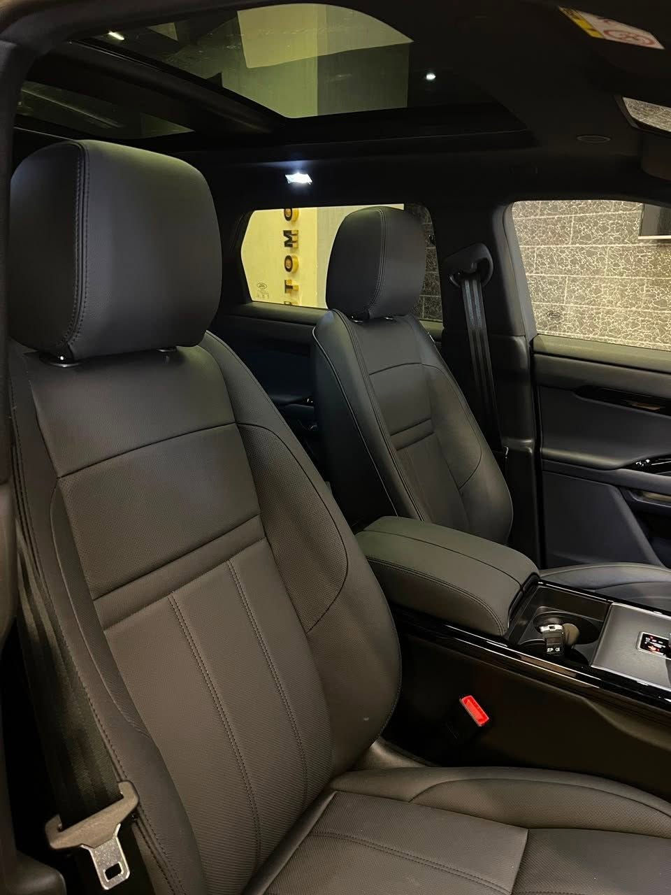 Range Rover Evoque P160 R-Dynamic
model 2026
Zeroo  New  
Panoramic Roof
Turbo 
---------------------------------------

Keyless start
LED & Auto Headlights
Adaptive Cruise Control
Apple CarPlay & Android Auto
--------------------------------------

Fuel Consumption: ~8.2 L/100 km (combined)
-------------------------------------
 Premium leather sport seats, dual-zone A/C, and configurable cabin lighting

------------------------------------

Head-Up Display (HUD), 360-degree cameras, Meridian Sound System, and a central infotainment display supporting Apple CarPlay and Android Auto

-------------------------------------

Safety: Adaptive Cruise Control, Emergency Braking, and Lane Keep Assist

--------------------------------------

جنوط 19 انش
كراسي كهرباء + ميموري القاهرة, مصر


**إذا كنت صاحب هذا الإعلان وتريد حذفه لأي سبب، رجاءا أرسل رسالة إلى الدعم الفني**