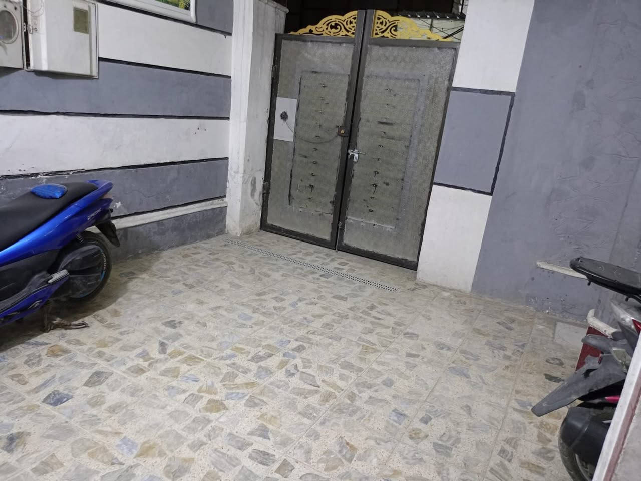 السلام عليكم اعيدالنشربسبب الوعودالكاذبه  بيت للبيع السعرب٢٦٥خلف مطعم ليمونه المساحه ١٤٤ للاستفسار اتصال على رقم ***********موجود واتساب
