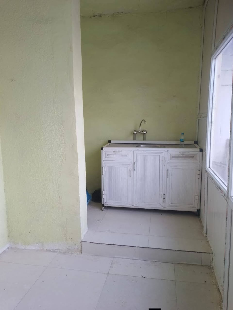 دارللايجار100م طابقين حزيران خلف جامع الصفه قرب صيدلية مدينتي ارضيه سيراميك طابق1 غرفة هول مطبخ صحيات كراج سيارة  فوك غرفتين وصحيات سعر ٢٢٥ للاستفسار ***********
