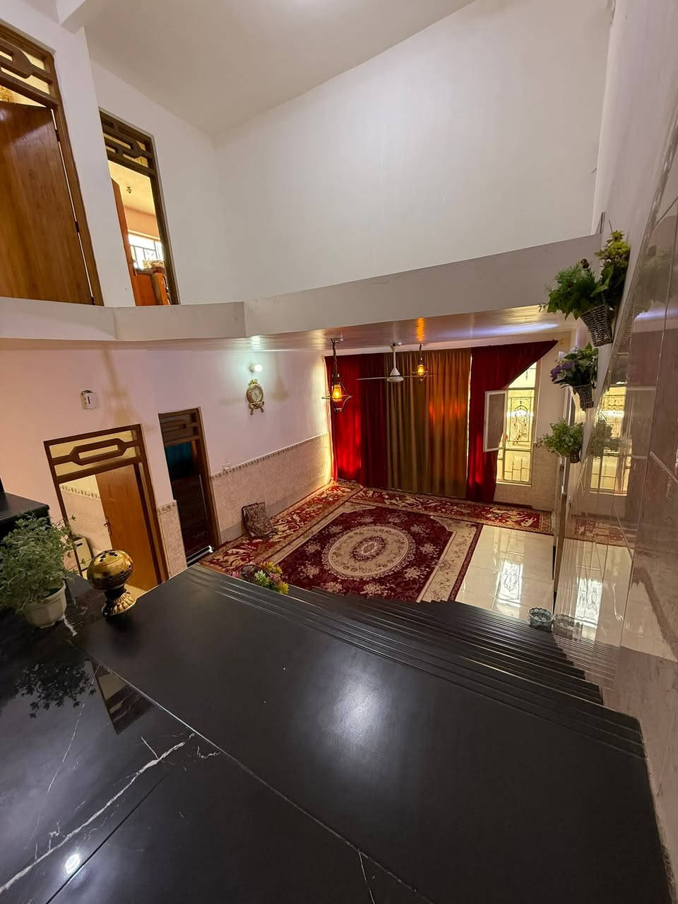📍 واسط – قضاء الصويرة
حي العسكري – كاع خير العبدالله
قريب من كراج الصويرة
🏡 بيت زراعي للبيع
المساحة: 200 متر
🔹 مواصفات البيت:
يتكوّن من 4 غرف نوم
2 غرف بالطابق الأرضي
2 غرف بالطابق الثاني ( مع سويت لكل غرفة)
صالة واسعة
مضيف
مطبخ
ترك (سطح)
توزيع الغرف مرتب وعملي، مناسب للسكن العائلي
📞 للاستفسار والاتصال:
(***********)
