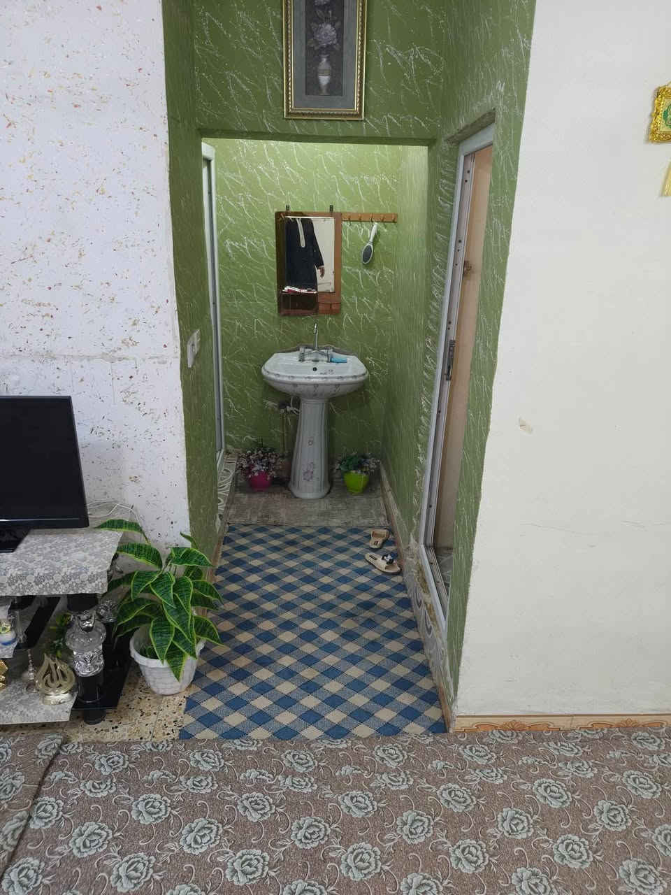 سلام عليكم دار للبيع مساحه 300متر في منطقه الحمزلي بيت ركن متكون من ثلاثه غرف واستقبال كبير ومطبخ مع صحيات داخلية وخارجية للاستفسار الاتصال على الرقم 
*********** رقم الاول 
***********رقم الثاني
