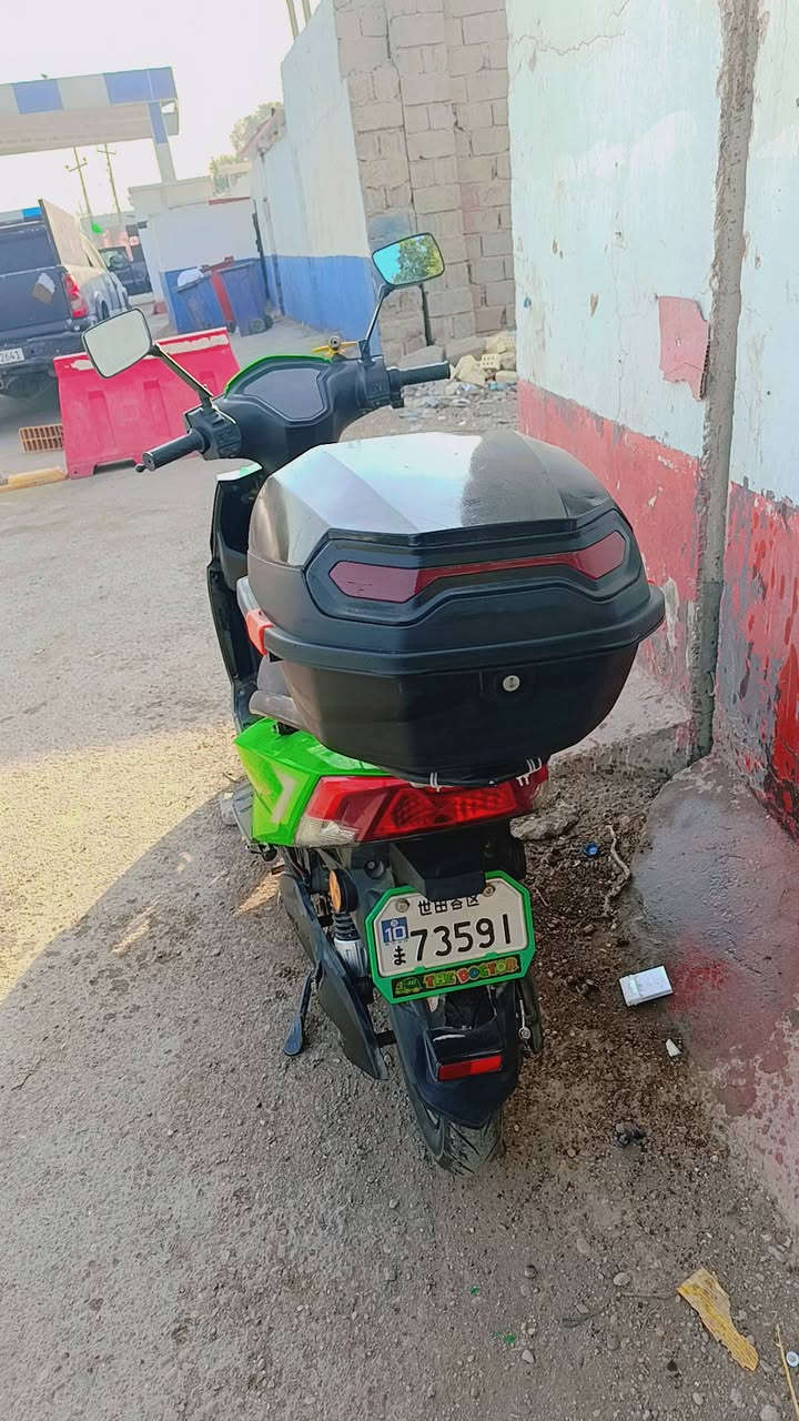 السلام عليكم ورحمه الله وبركاته دراجه شحن نوع سكنس  عدد بطاريات 6 جديده طك سليفون مكفوله من كل نواحي ما صار لها يمي 6 اشهر  وتتأكد البطاريات جديده ودراجه كلها جديده شاهد الله ثلاث نمر نظام رجوع للخلف نظام حماية سرقه نظامم
بلوتوث وتشغيل عن بعد بصمه وسويجين  وتحتوي أيضاً على منفذ usb شحن سرعتها توصل 100 حقيقي تمشيك بالشحنه الوحده ٧٠ كيلو
 رايدها بـ 600 قفل قفل لا تعاملني للتواصل على هذا الرقم ***********مكاني بغداد الدوره
