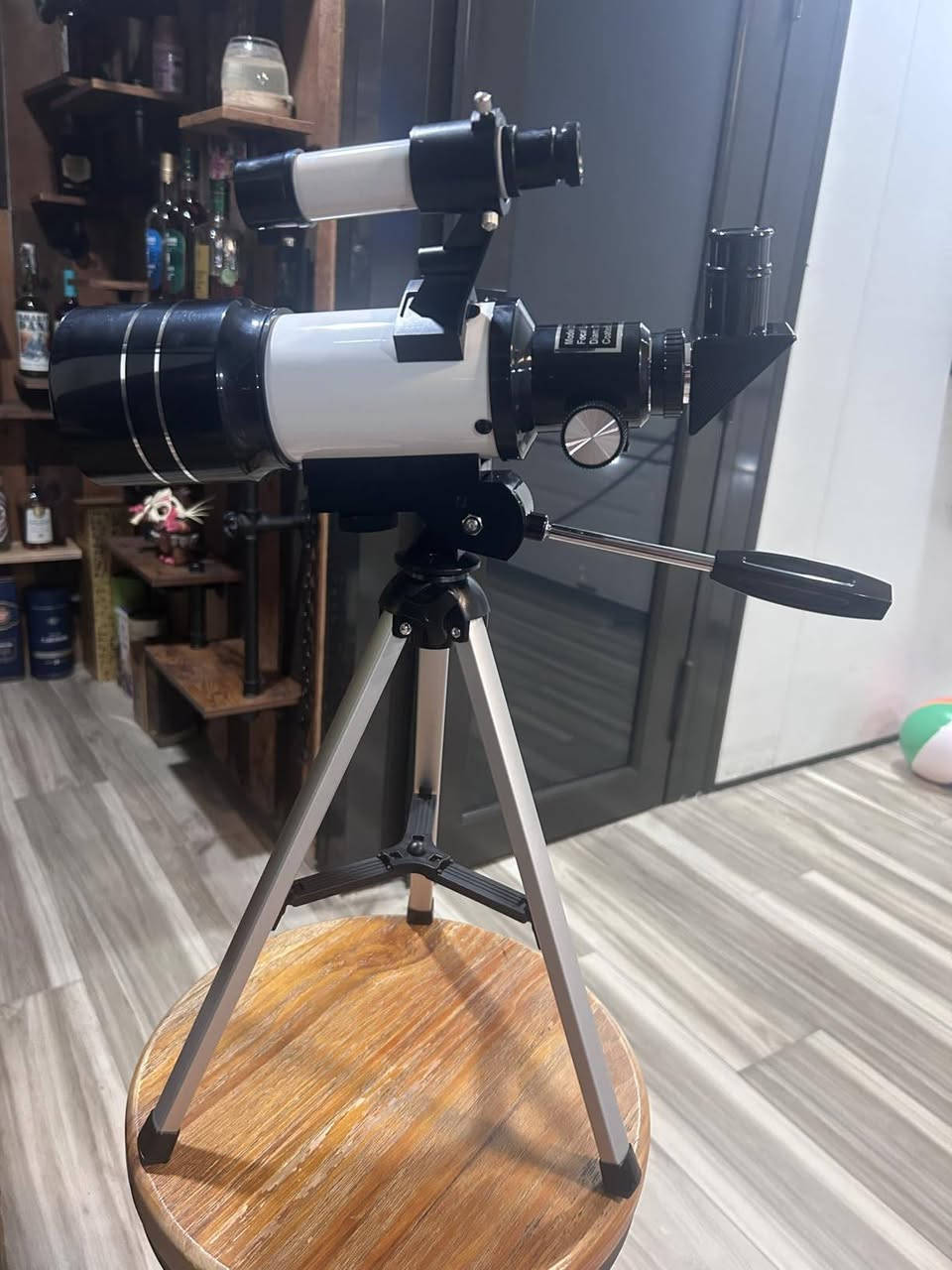 هذا تلسكوب فلكي محمول، وعلى الأرجح هو الطراز F30070 المصمم للمبتدئين والهواة لمشاهدة النجوم والقمر.
نوع العدسة: عدسة لونية.

فتحة العدسة: 70 مم.

البعد البؤري: 300 مم.

قوة التكبير: تصل إلى 150 مرة.

المميزات: يأتي مع عدستين مختلفتين، وفلاتر للضوء، وحامل ثلاثي القوائم لسهولة التجميع والاستخدام.


**إذا كنت صاحب هذا الإعلان وتريد حذفه لأي سبب، رجاءا أرسل رسالة إلى الدعم الفني**