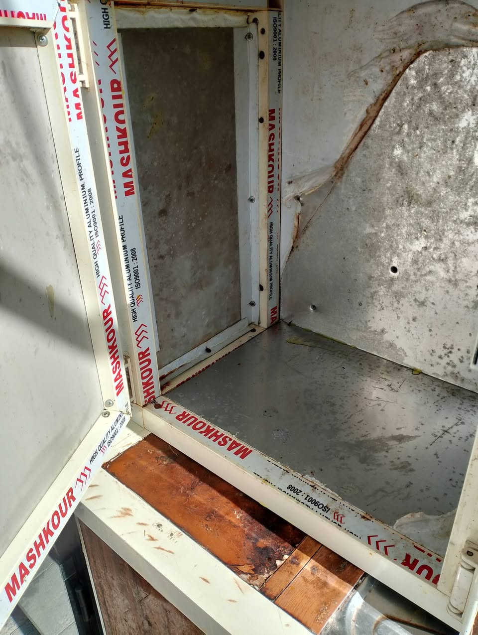 سلام عليكم كاونتر مترين سنكي مستعمل نضيف جداً السعر 175 وبي مجال كربلاء حي العسكري العابد مقابل مستوصف الاتصال. ***********. أو70017040329
