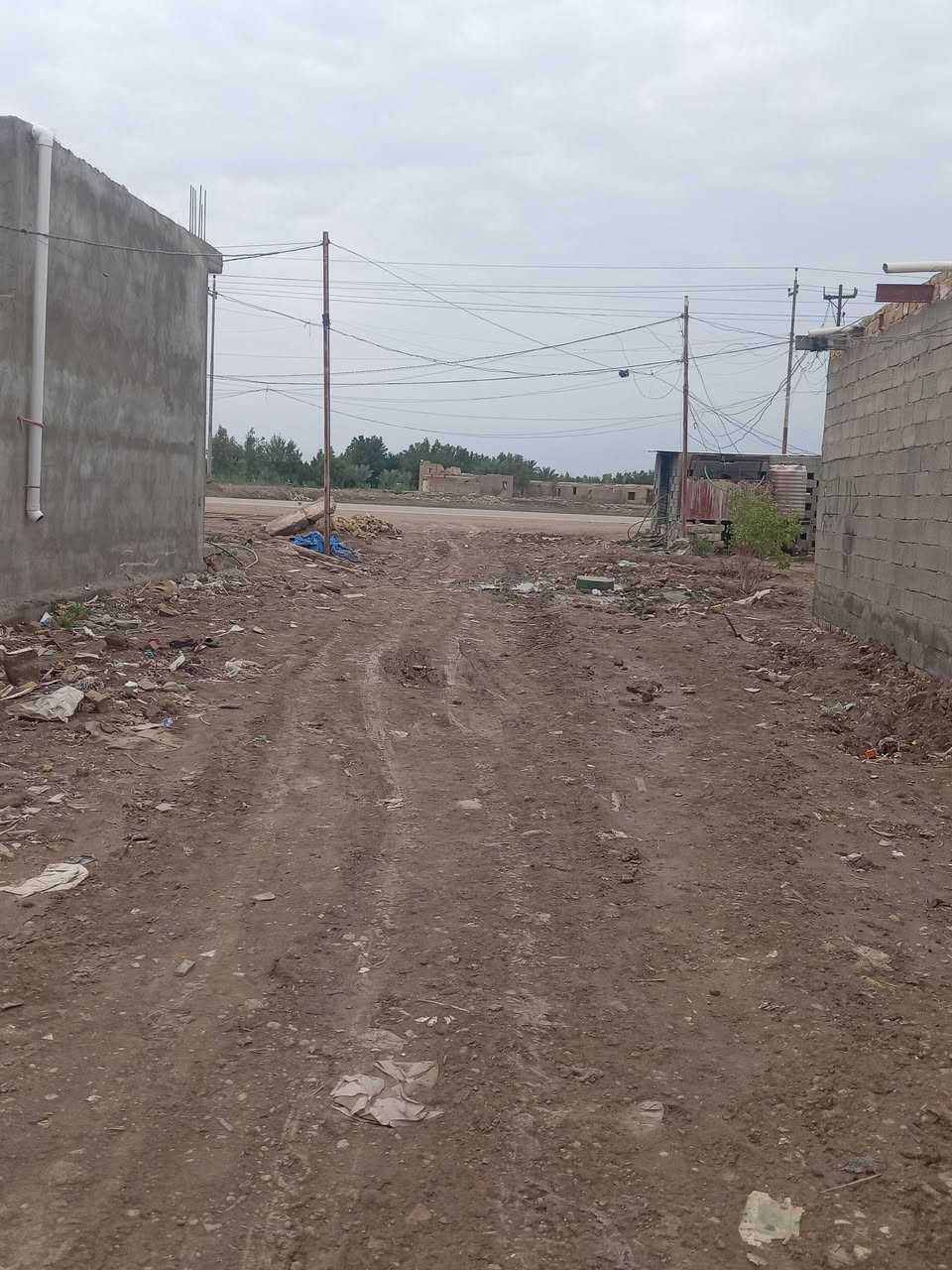 سلام عليكم بيت للبيع في حي لعدل ثاني عله طريق ابو نماش مساحه ٢٠٠ متر يبعد عن شارع رئيسي ٤٠ متر خدمات ماء اساله مولد بابك عرض شارع ٩ متر بيت بناء حديث طابوك وسكف صب كونكريت بيت كامل مكمل سيراميك كله السعر ٤٧ وبي مجال وهاذه رقمي *********** يم صيطره القديمه مبنى قبل تصوير الله شاهد
