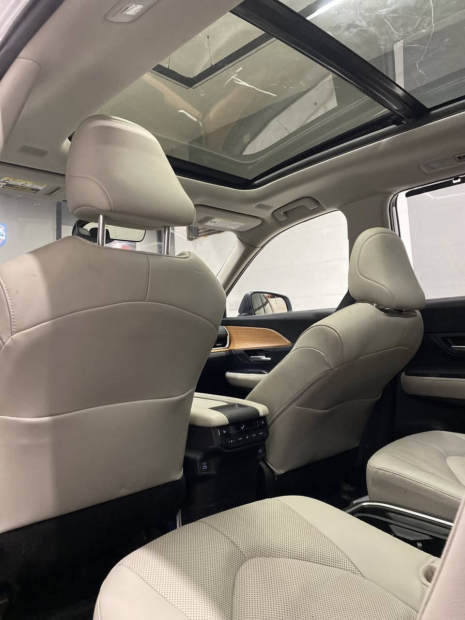 سلام عليكم
كراند هايلندر موديل 2024 لمتدد 

ماشيه 6  الاف فقط داخل ابيض ملكي

كشنات سياحي vip 

مرايه قلابه 

هايبرد مكينه 2500 

بردات بلادية 

تبريد أمامي خلفي 

شاحن واير لس

مودات قياده

كامره دواره

شاشه كبيره لمس تدعم كار بلي

كشنات كهرباء تدفه تبريد

تبريد منفصل للراكب و  الكشنات الخلفيه

صندوق جنطه كهرباء 

كامره دواره

رادار أمامي و جانبي نقطه العمياء

كشنات جلد

ويل حجم 20

مثبت سرعه مانع انزلاق

7 راكب 

سرقه قطع امامي مبدلهن ومصبوغ 3 قطع امامي رقم شاصي وصور حادث مرفقه

السعر 360$ وبي مجال بسيط 
ترقيم جديد تحويل ثاني يوم  

للاتصال ***********

مكان سيارة اربيل

— في ‏أربيل‏.
