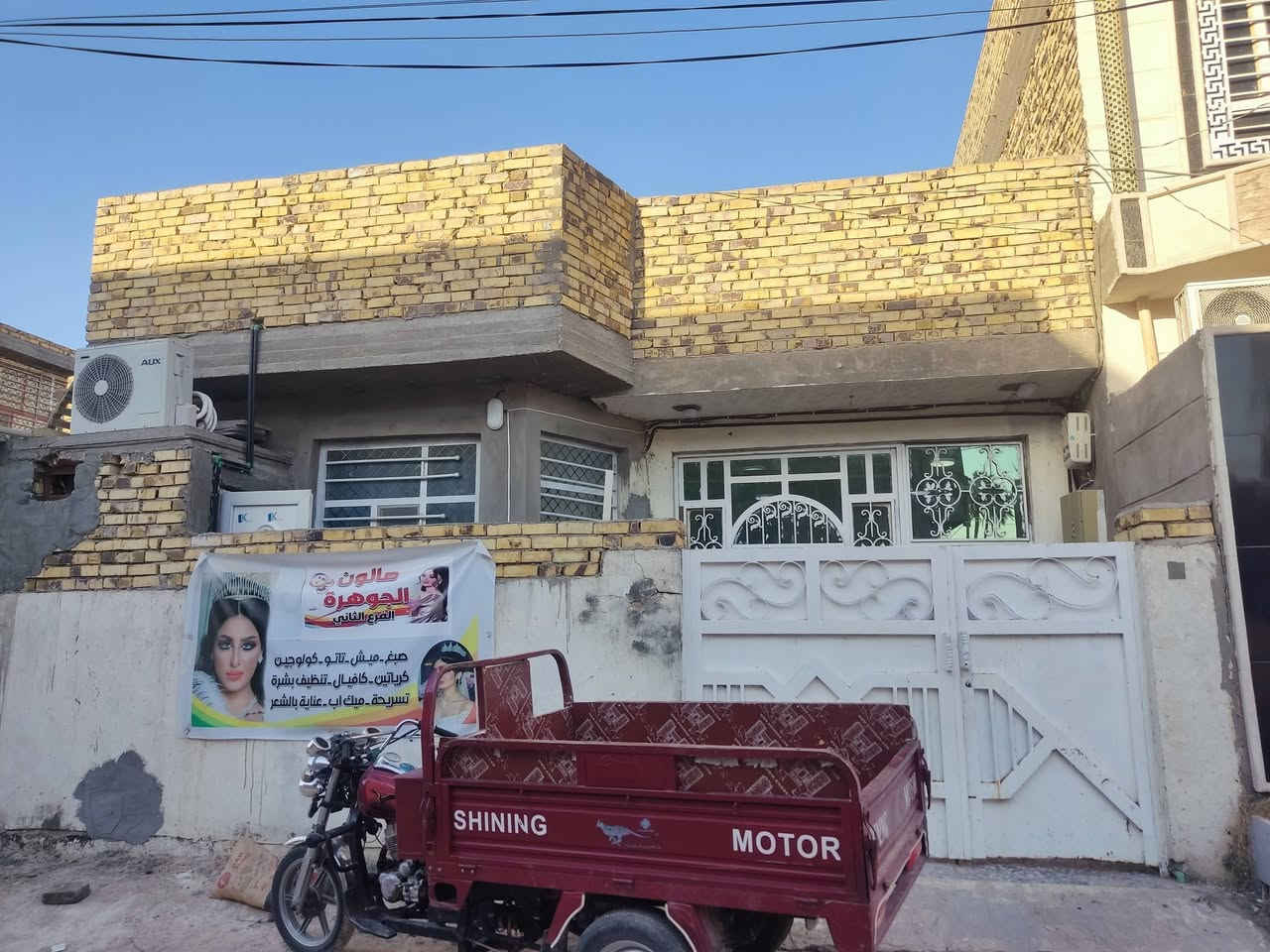 بيت للبيع مساحه  البناء 125 مربع الوجه 8 النزال 15 مع 48 متر مامبنيه  حديقه ويه البيت يعني يصير النزال 21
غرفه +مطبخ +استقبال + كلدور  وطارمه  وصحيات  حمام بناء جديد قبل 8  سنوات مبني جديد سند 25  بدايه طريق حله نجف قرب الشقق السكنيه الجامعات المستقبل و الجامعه الاسلاميه 
وكليه العلوم تبعد 5 دقايق كلشي متوفر قرب مول جوهره الحله 
السعر 100
للاتصال ***********
***********
