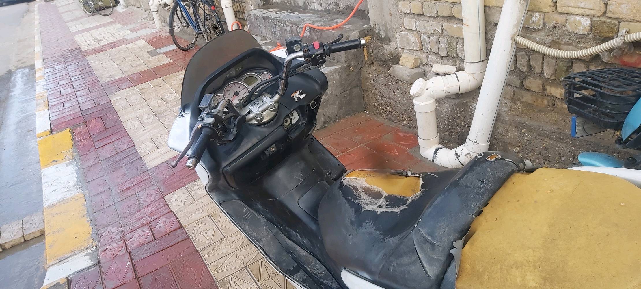 دراجة ماجستك دبل رون  ابيع كوم حديد 
قبل شهرين مجفته وبدلت سلف بس اخر عطل صار بيه خرطه بالكرنك ما يعشق  وي سلف علمود  يشغله وتركته وبالنسبة كهربياته  شغاله وتواير جدد مجرد إعادة تصليح من جديد ومحتاجه  دواشمه ترجع طبيعيه ولي حاب يصلحه او مواد احتياطه بالنسبه اذا كنت مصلح 
عنوان/ ذي قار / سوق الشيوخ 